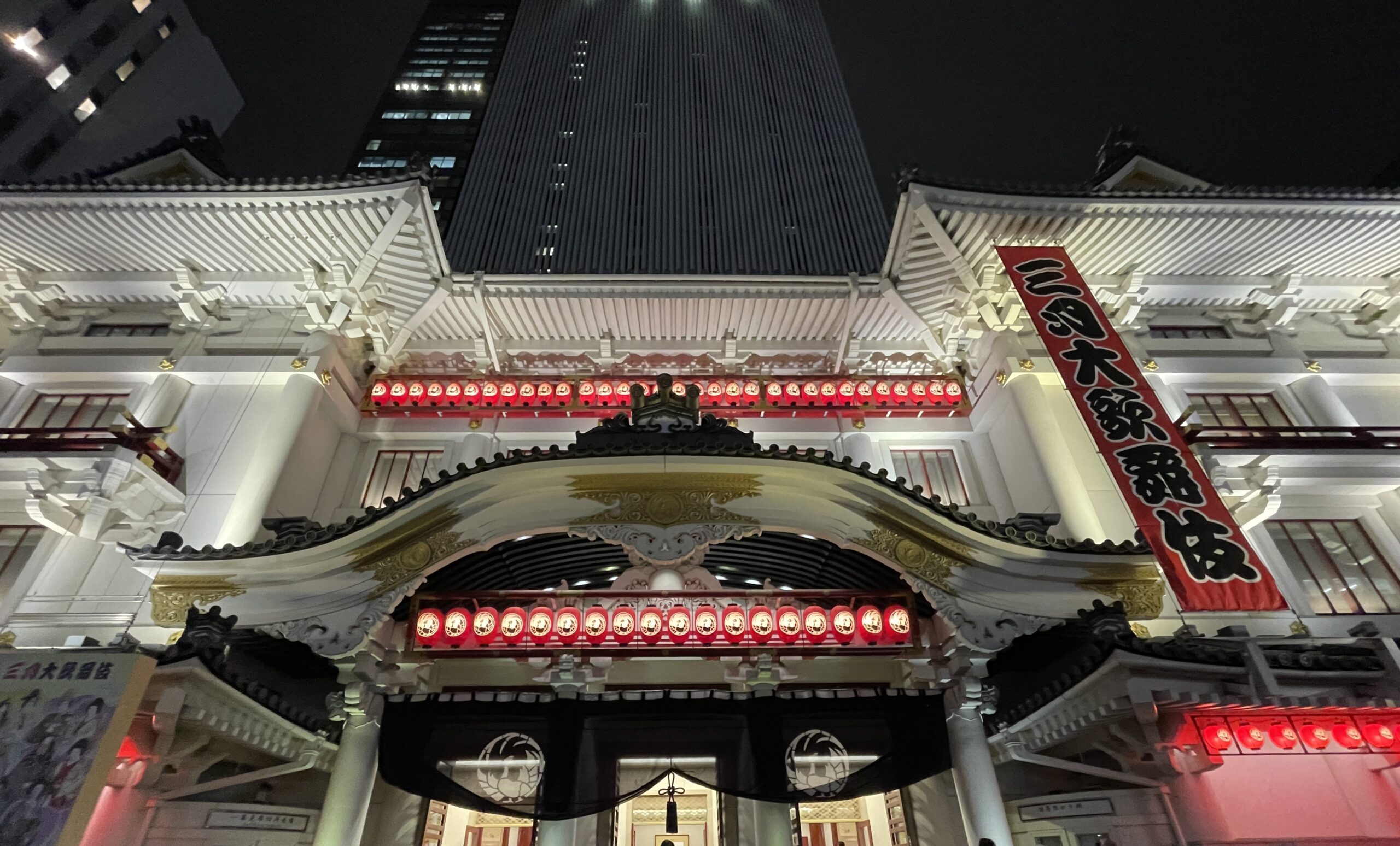 夜の歌舞伎座外観
