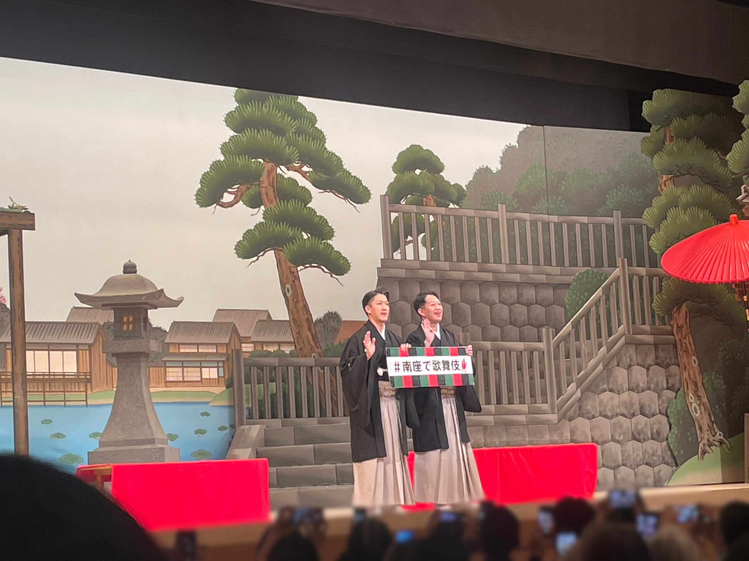 特別対談中の撮影大会(右近さんと壱太郎さん)