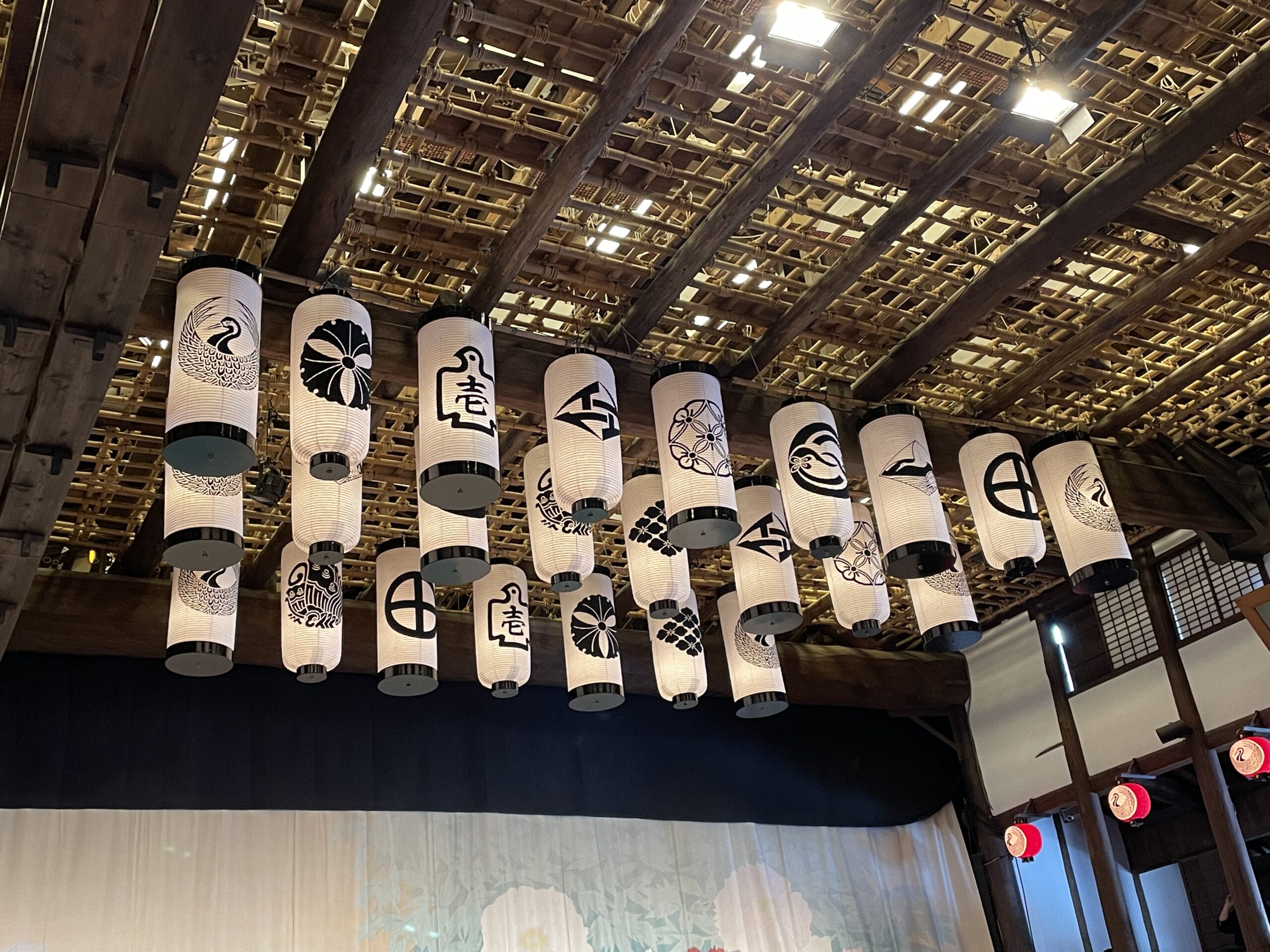 天井の明かり窓と提灯