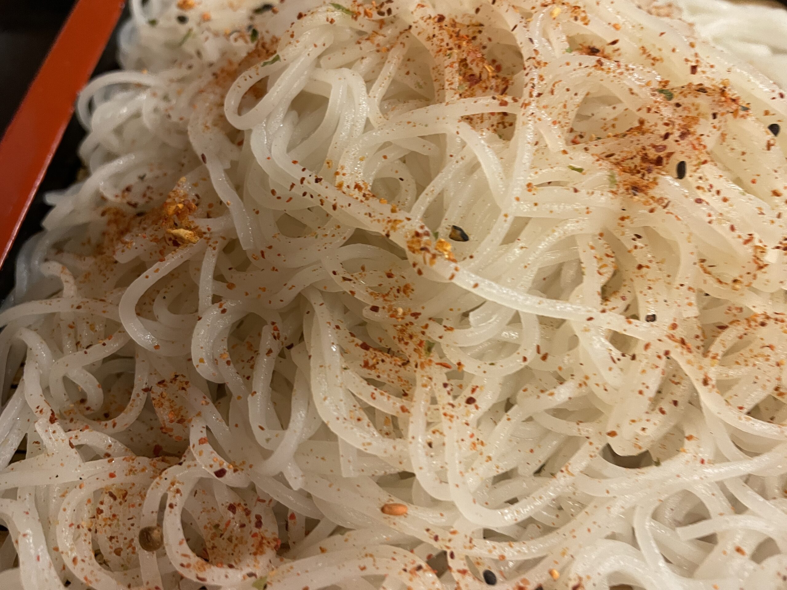 麺に七味を直がけ