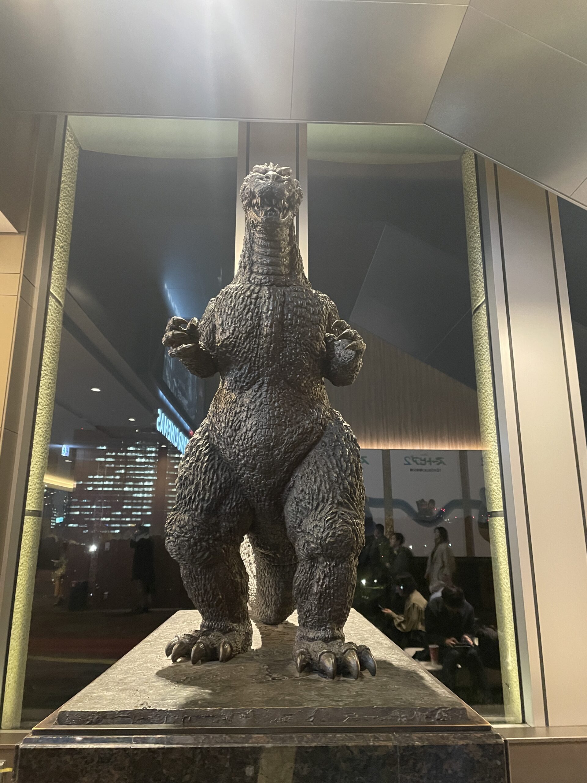 夜のTOHOシネマズ日比谷のゴジラ像