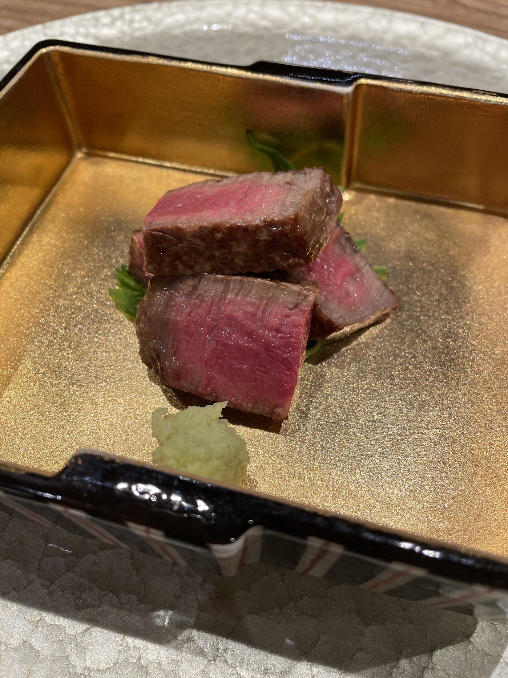 きんきらのお皿のお肉