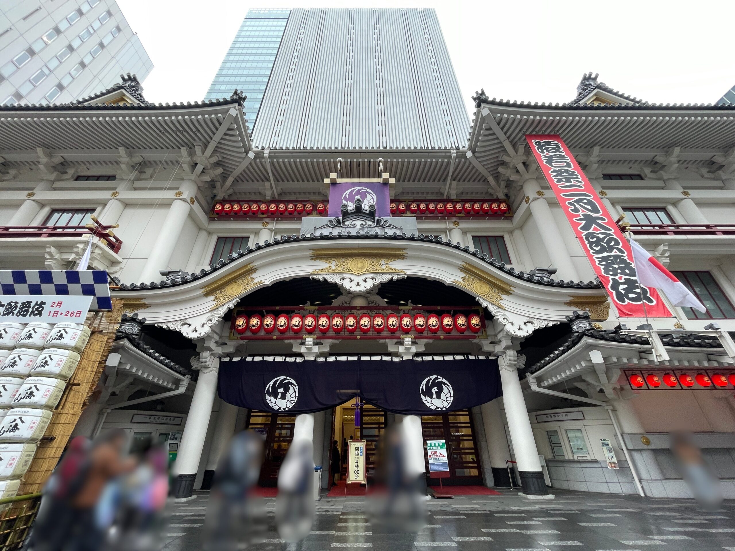 夜の歌舞伎座外観