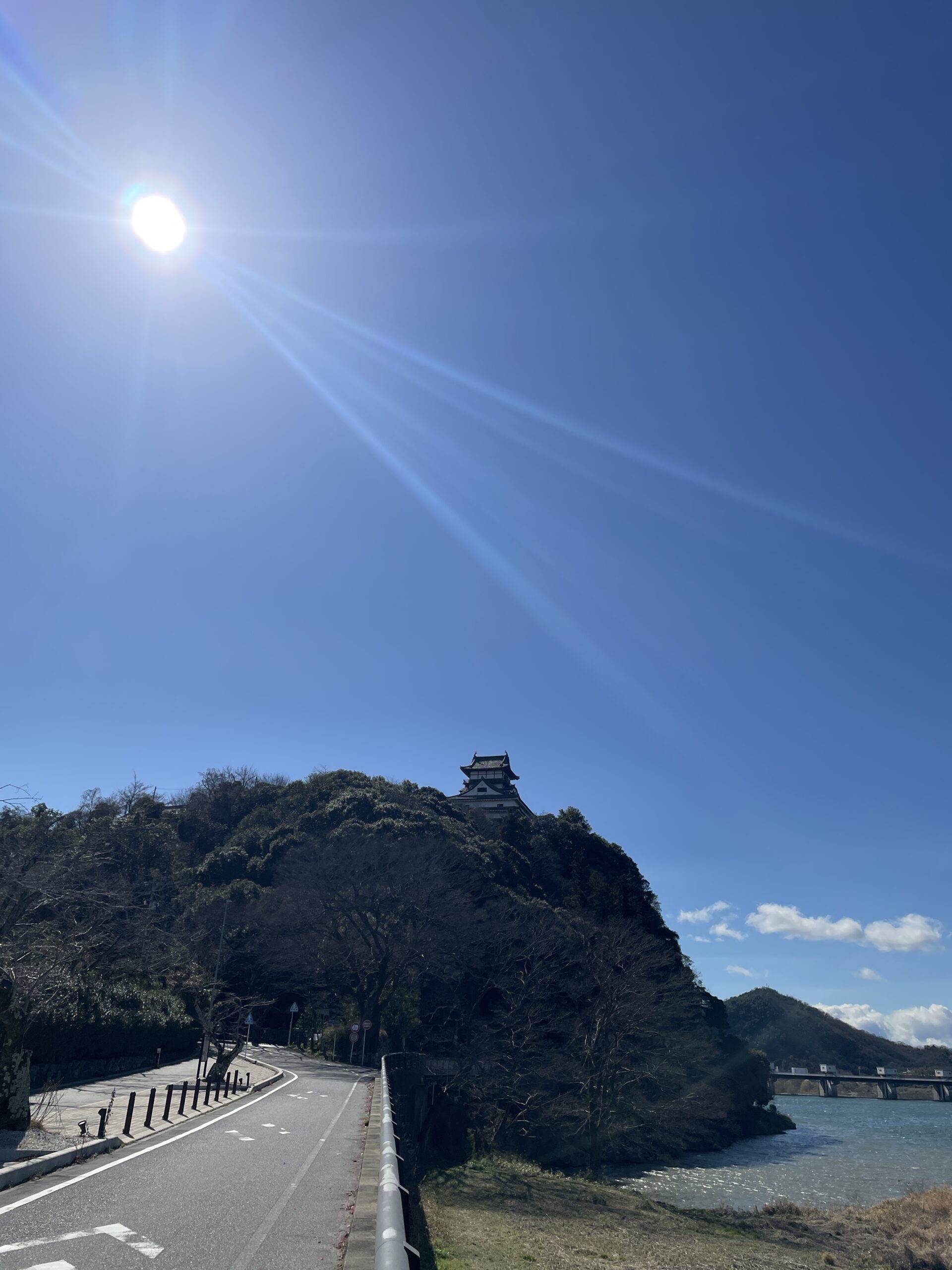犬山橋へ向かう道から見た天守