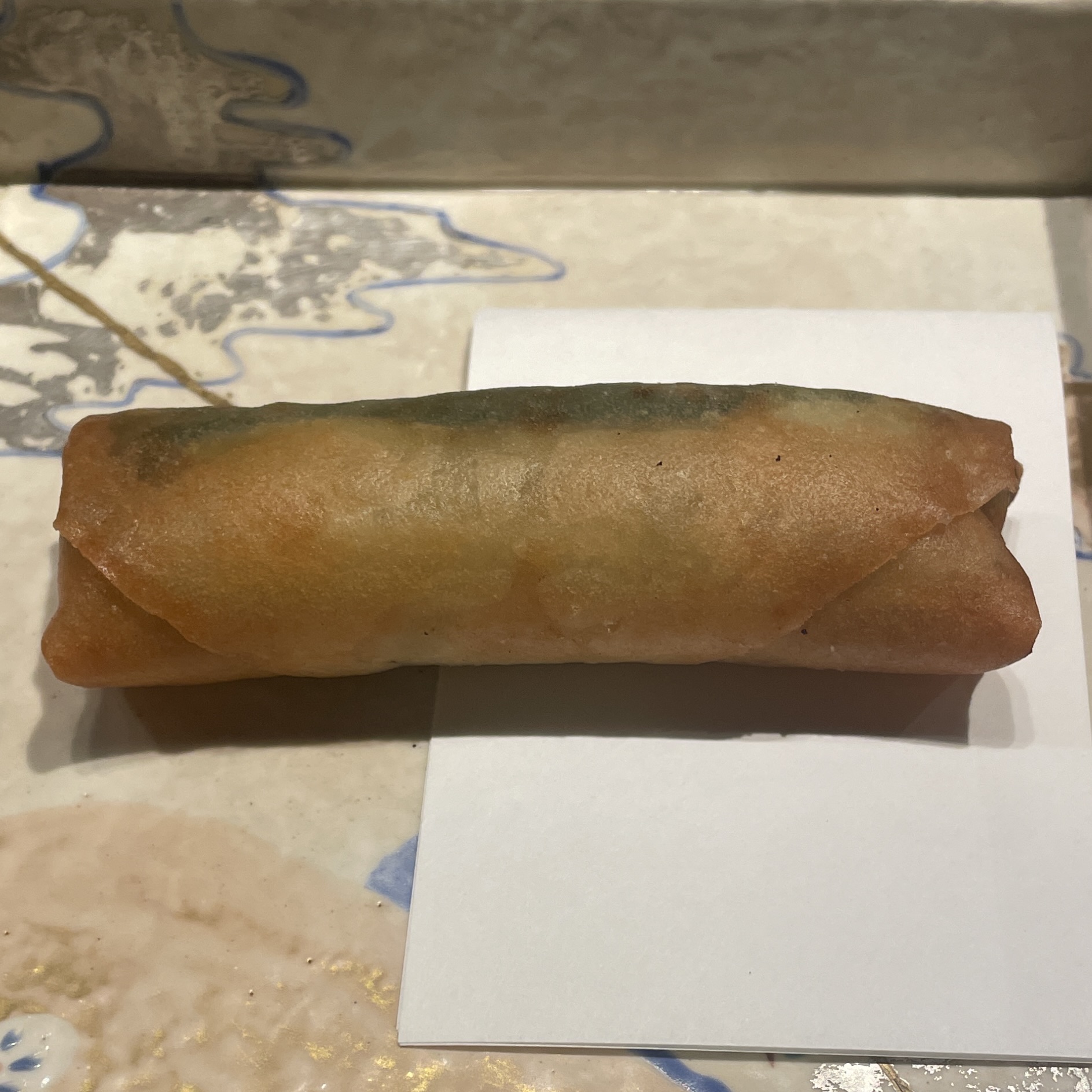 紙を添えた春巻き