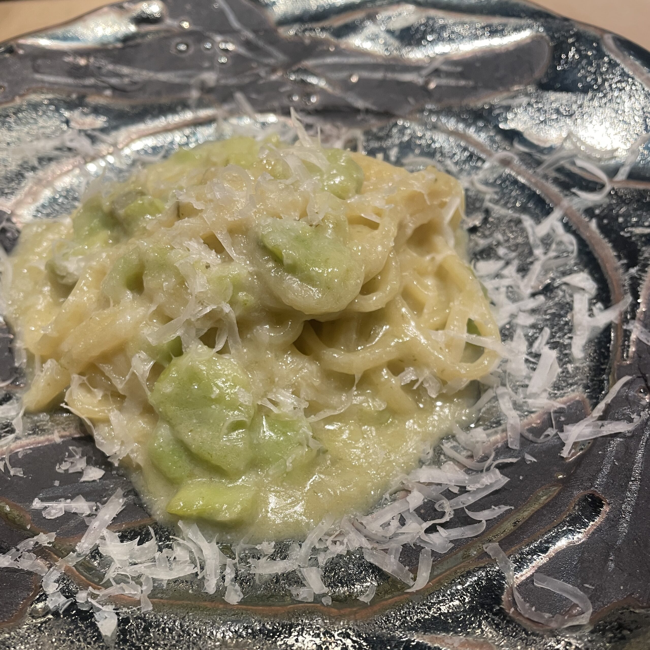 ガラス皿の中華麺