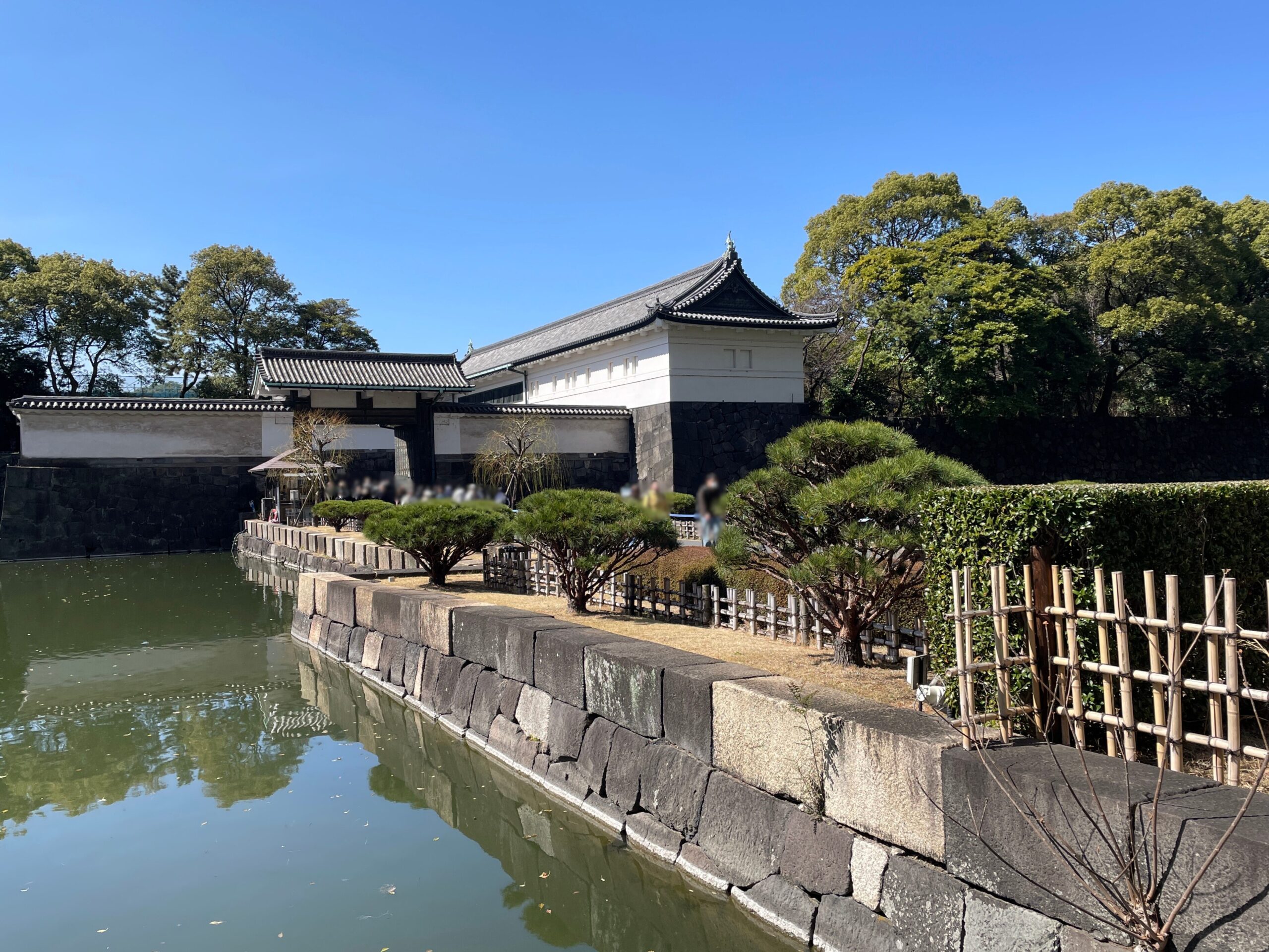 お堀越しに大手門を振り返る