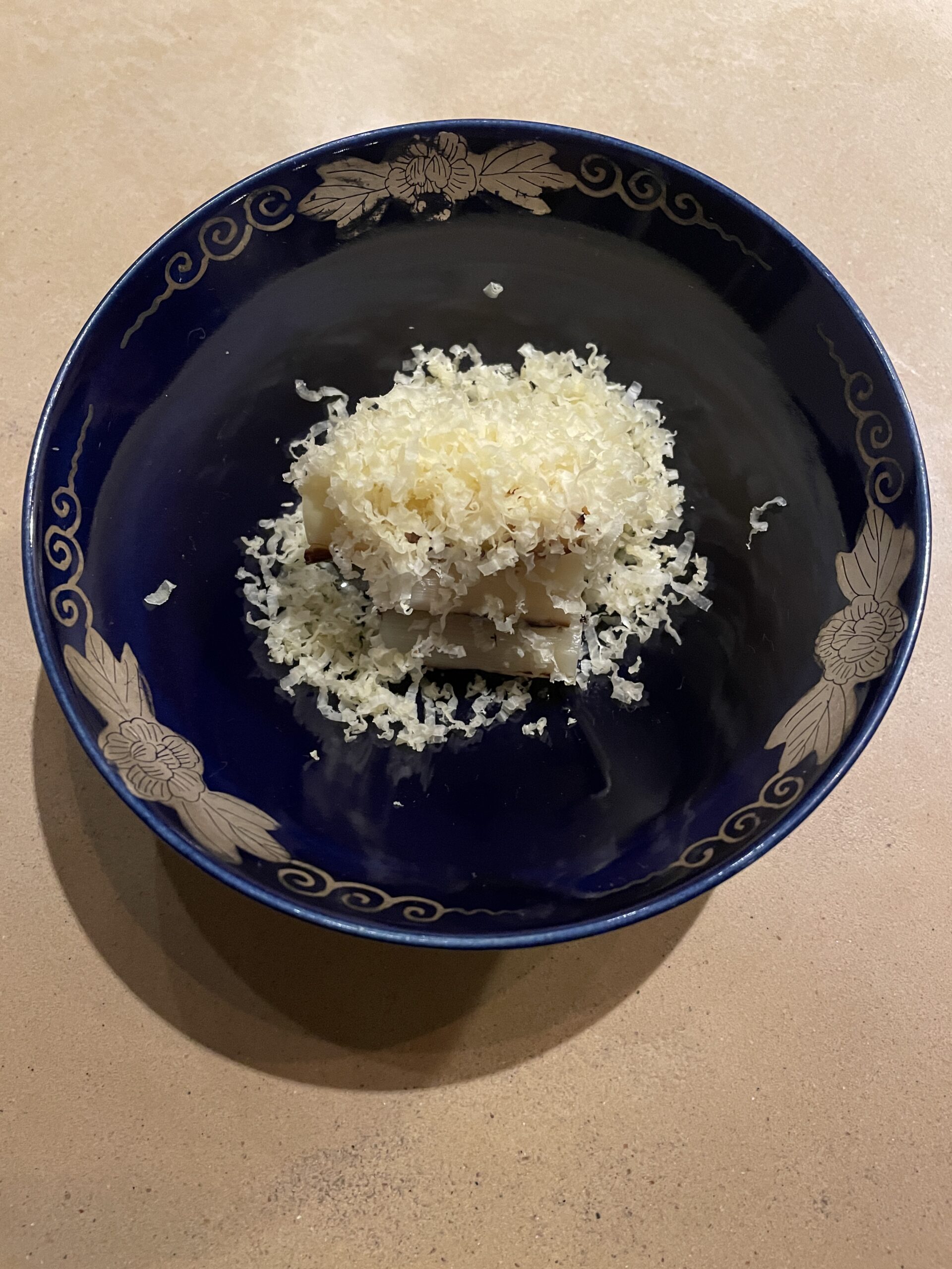 チーズを削りかけた一品