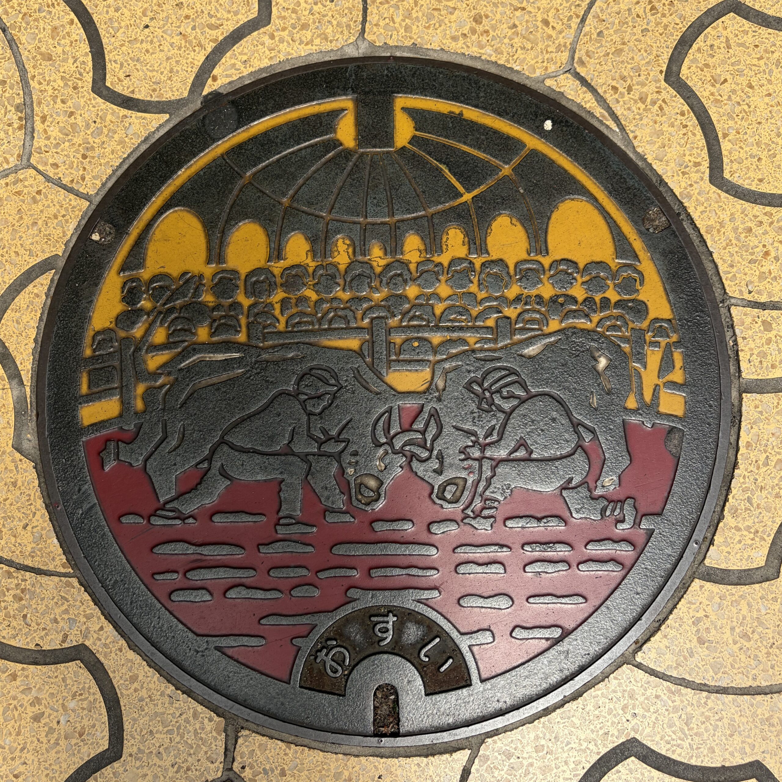 闘牛のマンホール
