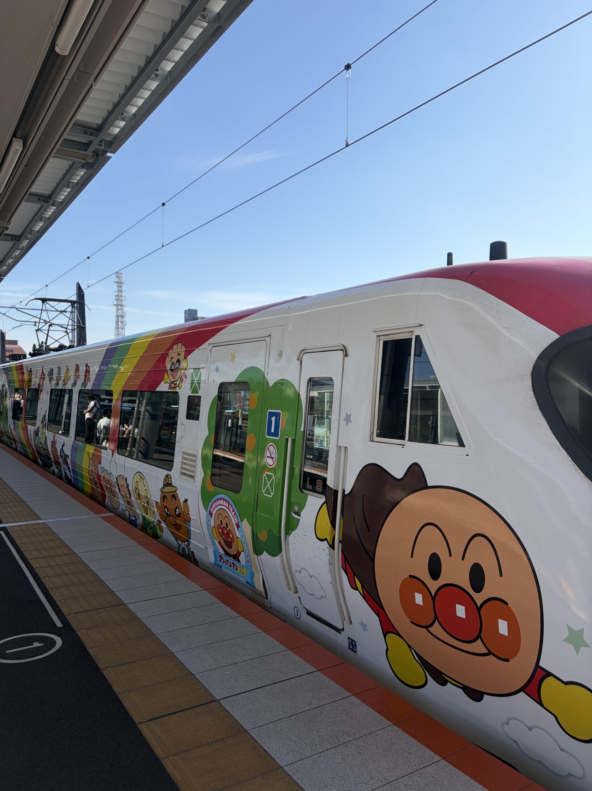 ホームに滑り込んできたアンパンマン列車