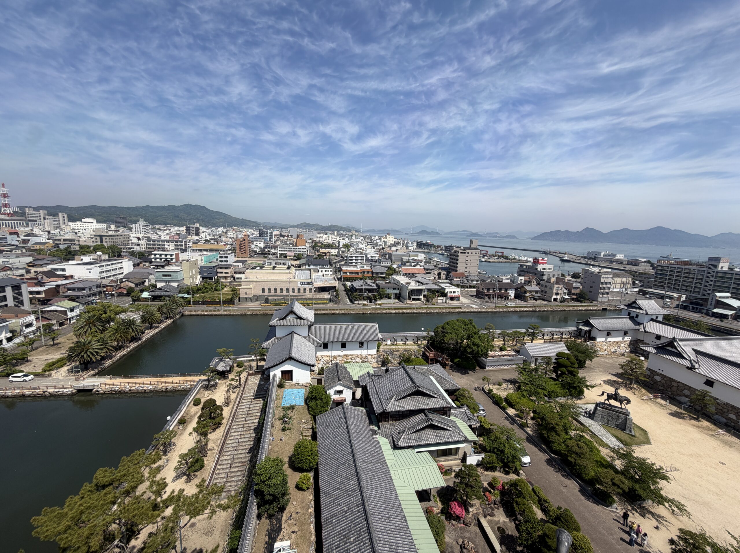 天守最上階から望む今治の街とお堀