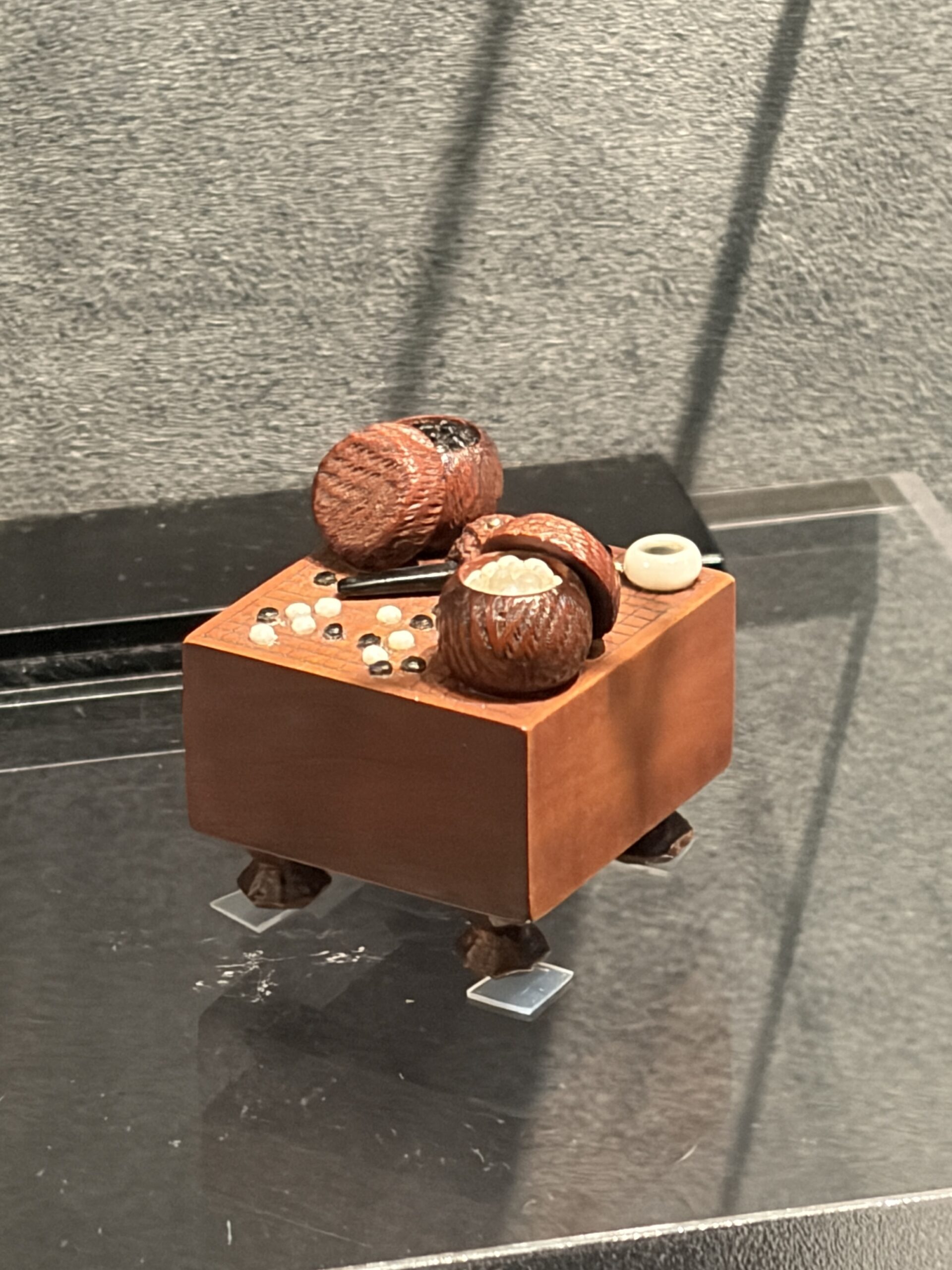 碁盤と道具一式の根付