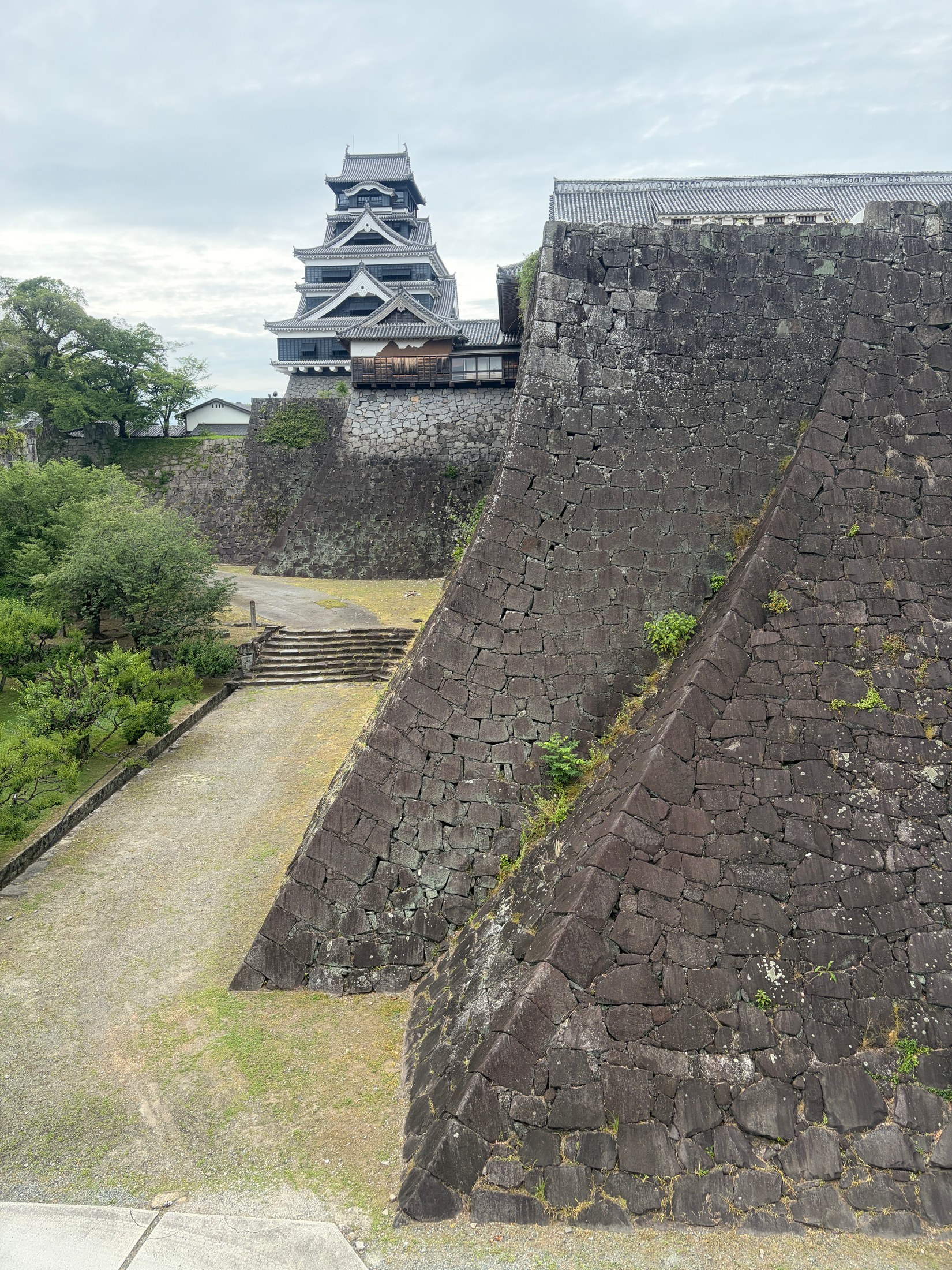 天守を望む「二様の石垣」