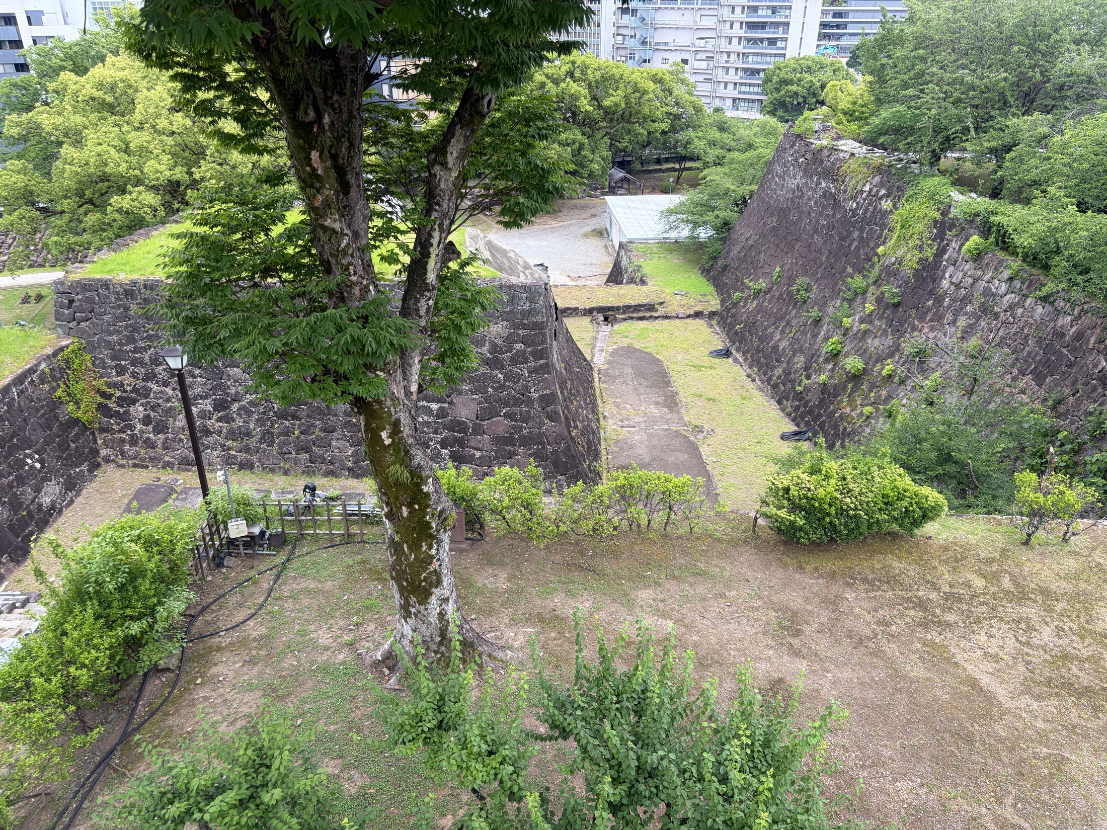 上から見下ろす連続枡形。まるで迷路