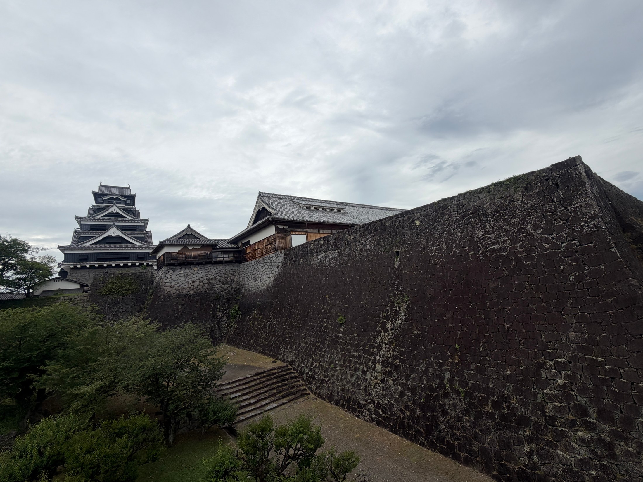 天守と本丸御殿、長く続く石垣