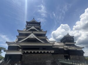見上げる大小天守