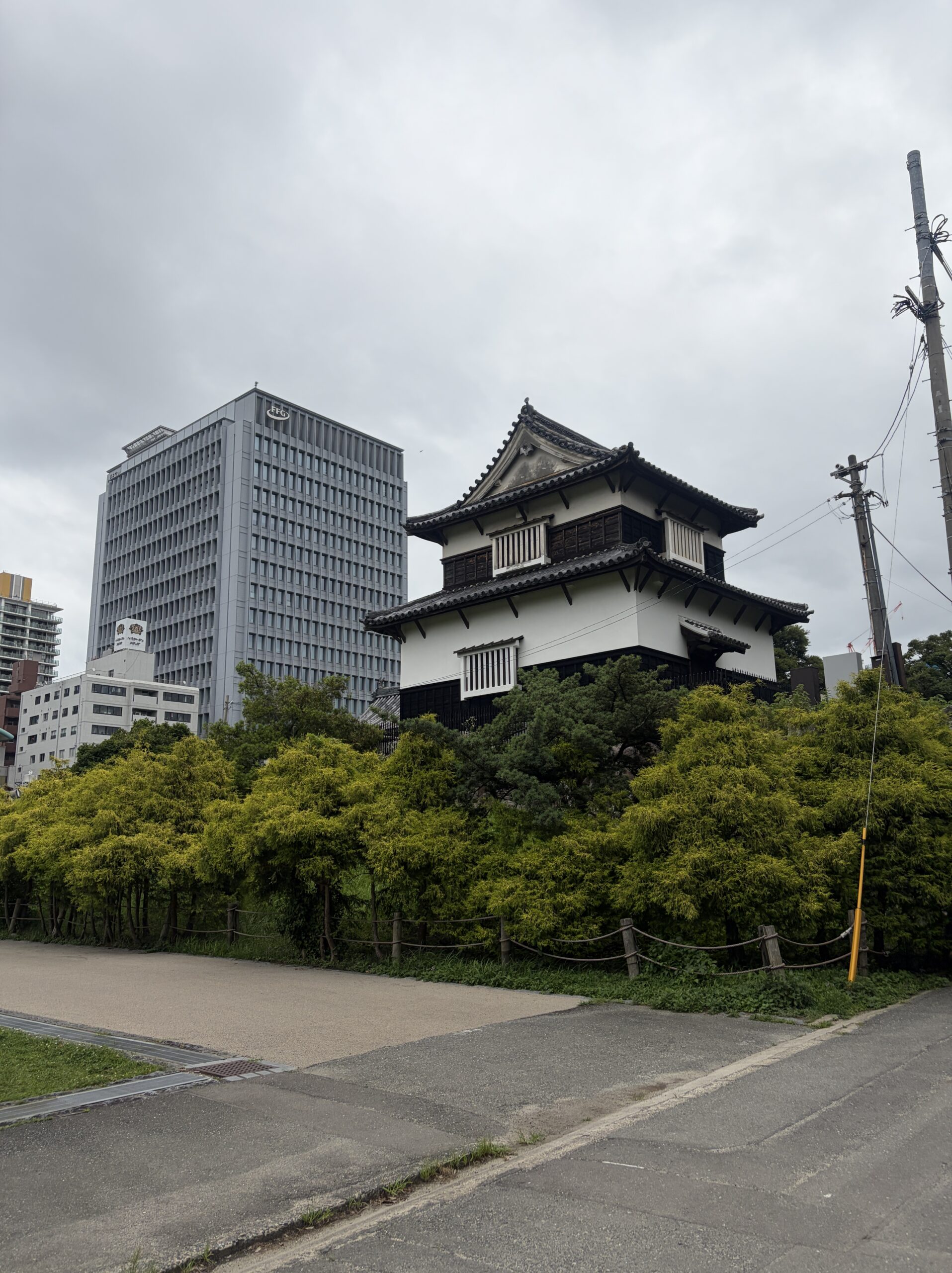 伝潮見櫓と現代のビル