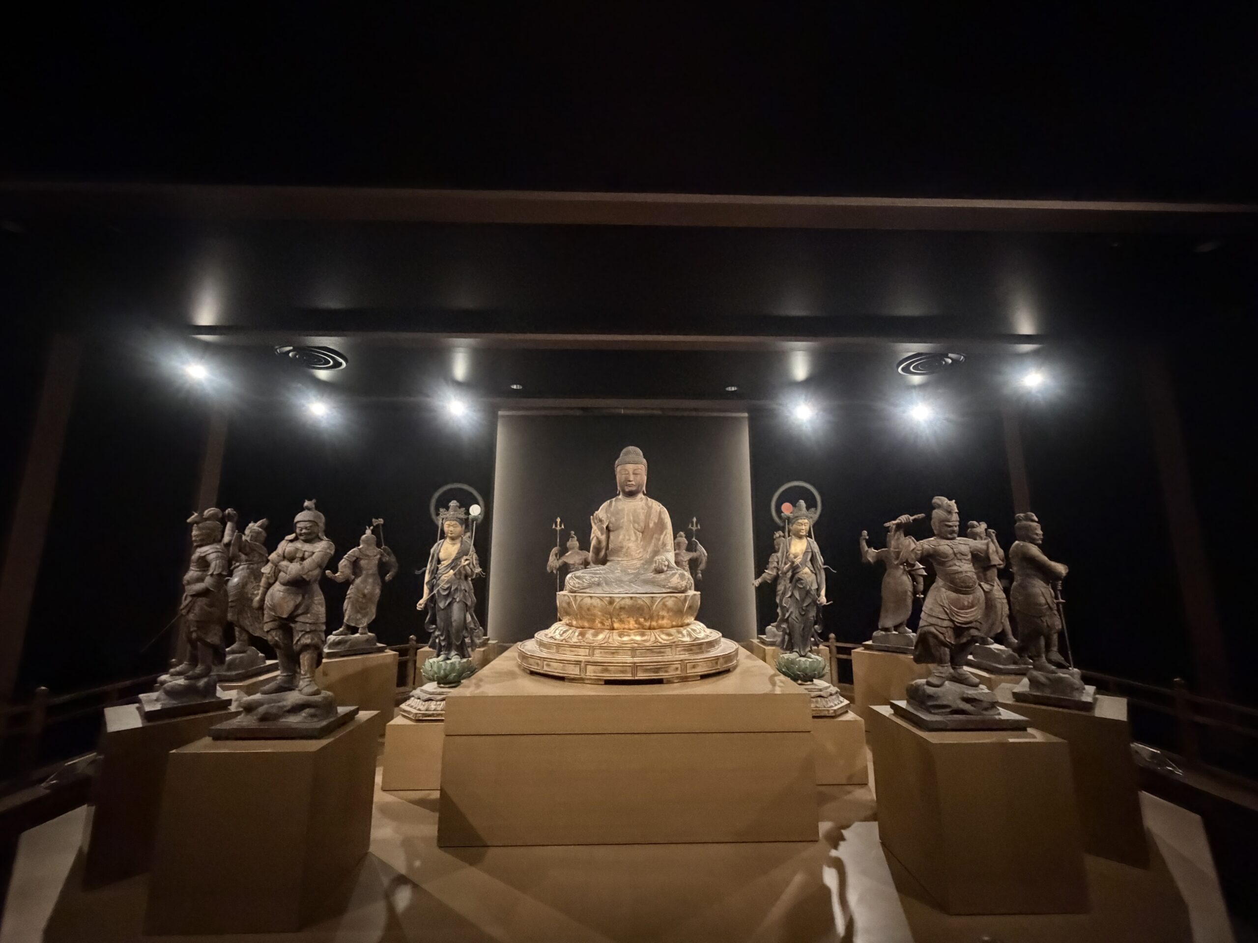 薬師如来を囲む十二神将