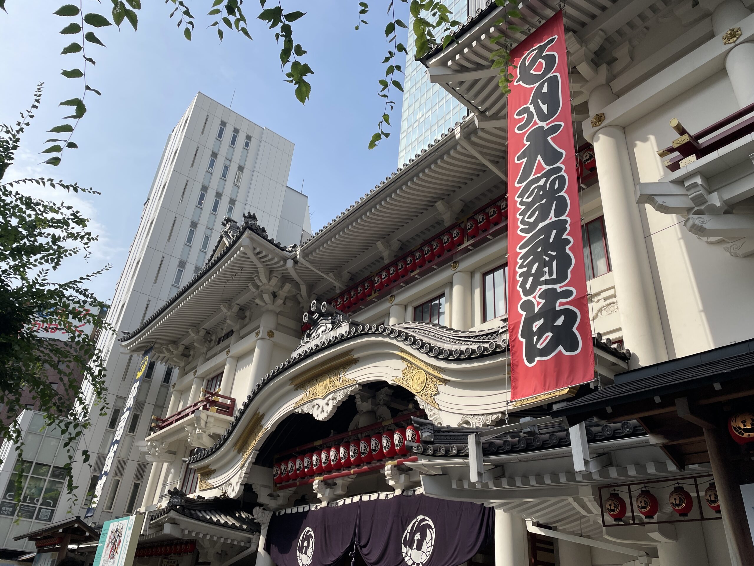 夏空の歌舞伎座外観