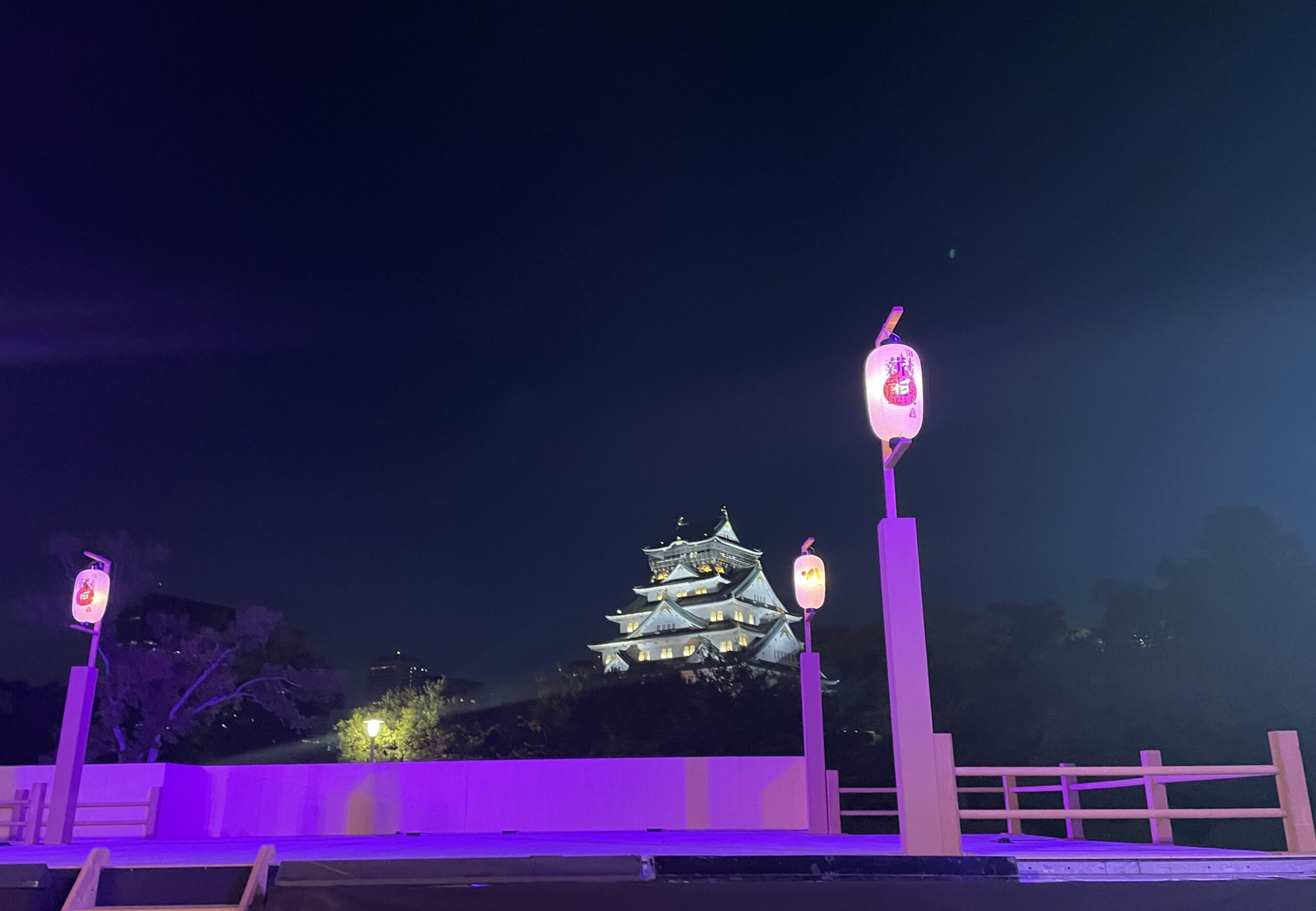 ピンクの光に包まれた舞台と大阪城