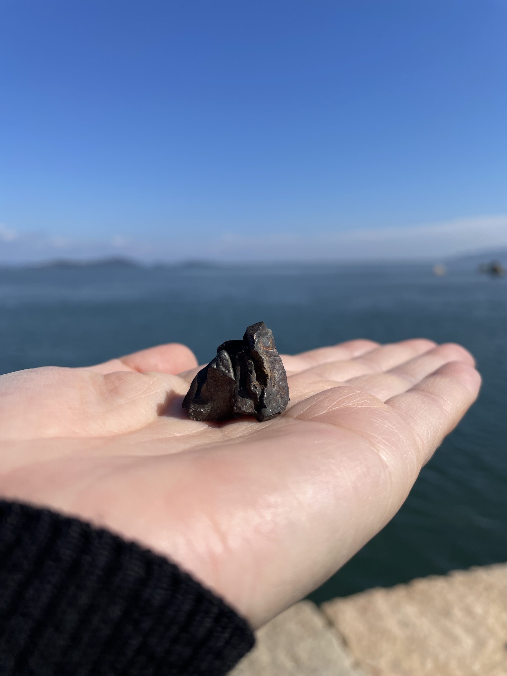 手のひらの石のかけらと瀬戸内海