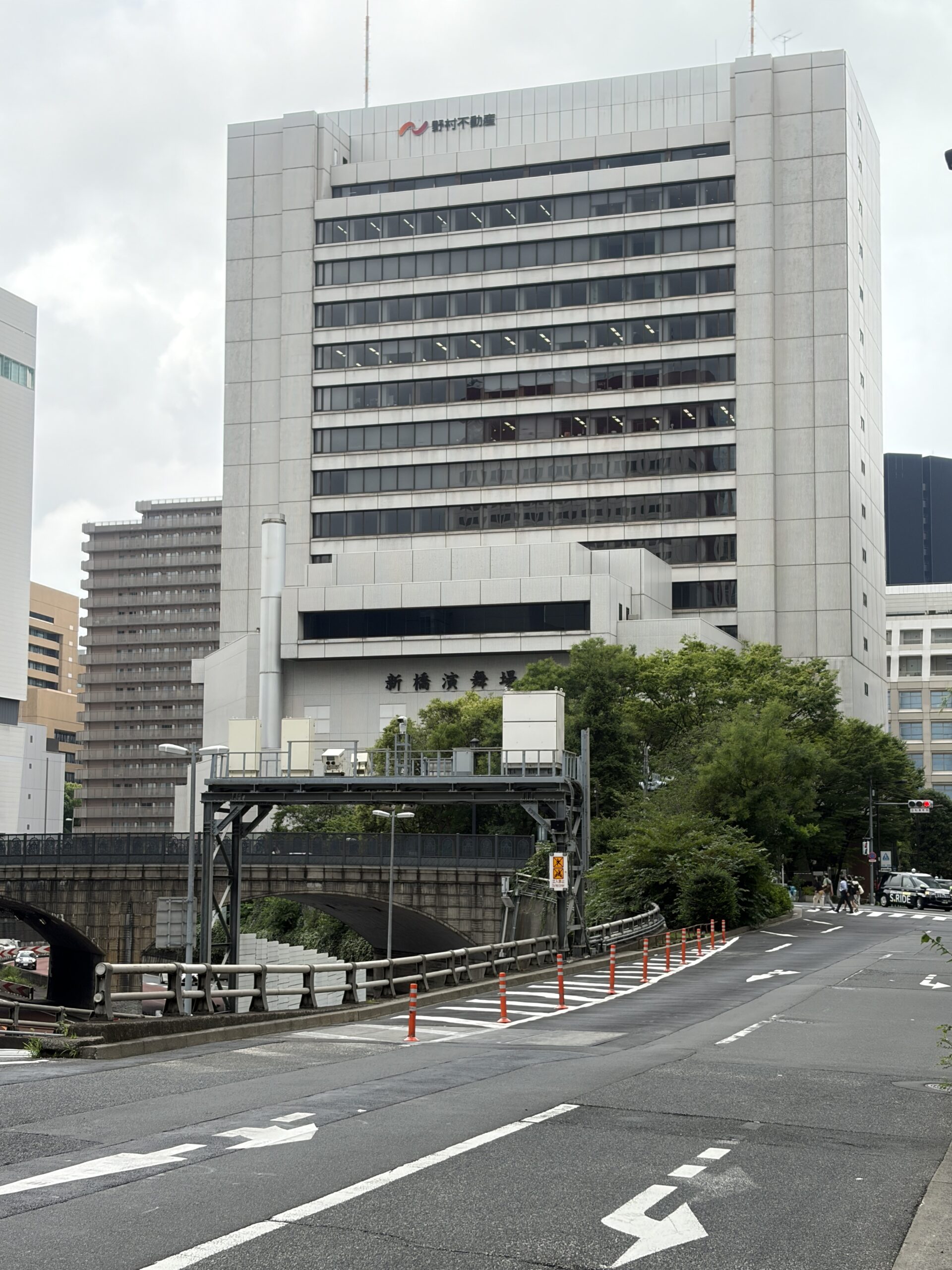 少し離れた角度から見た新橋演舞場の外観
