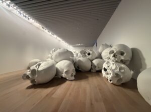 展示室いっぱいに積まれた巨大な頭蓋骨《マス》