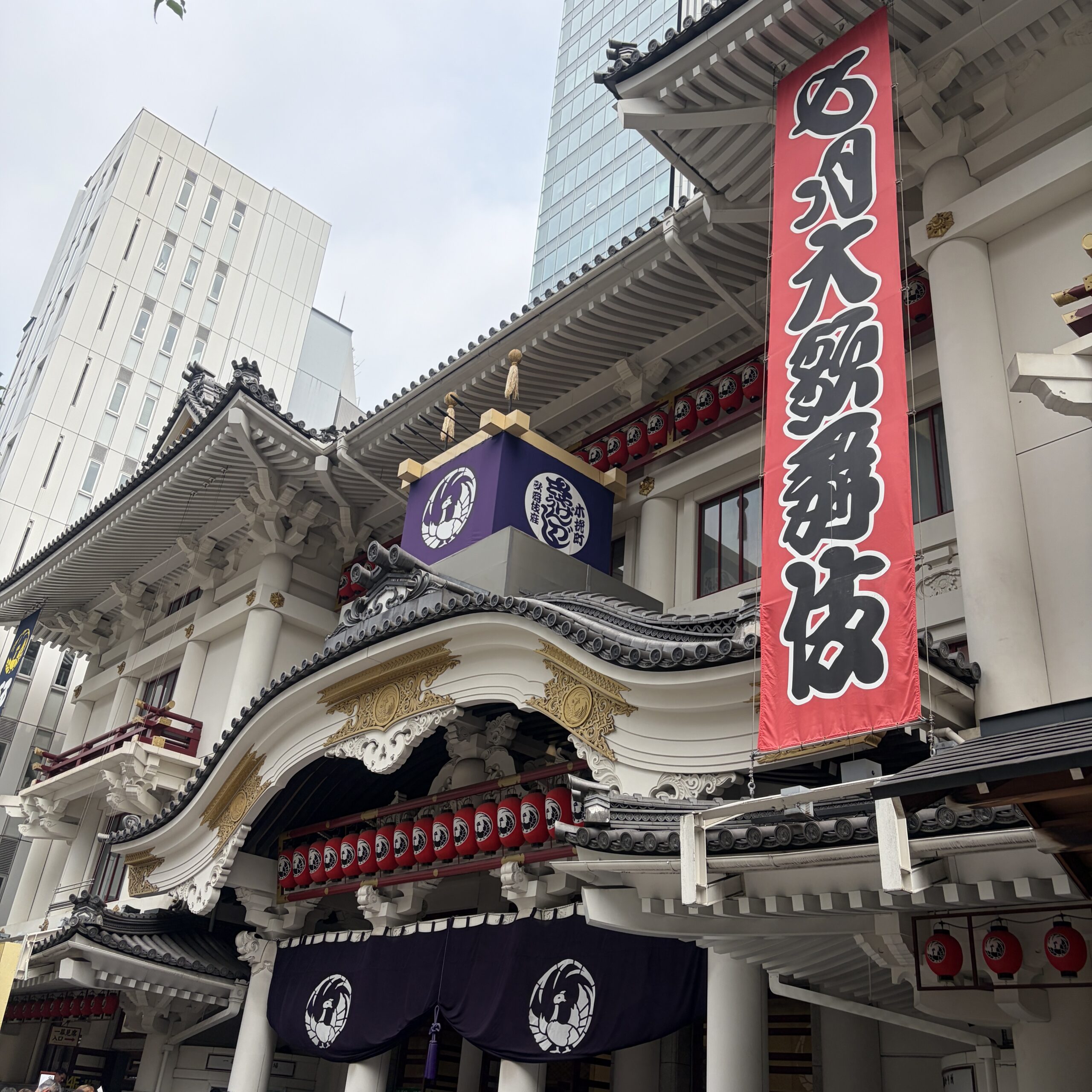 七月大歌舞伎の幟がかかる歌舞伎座