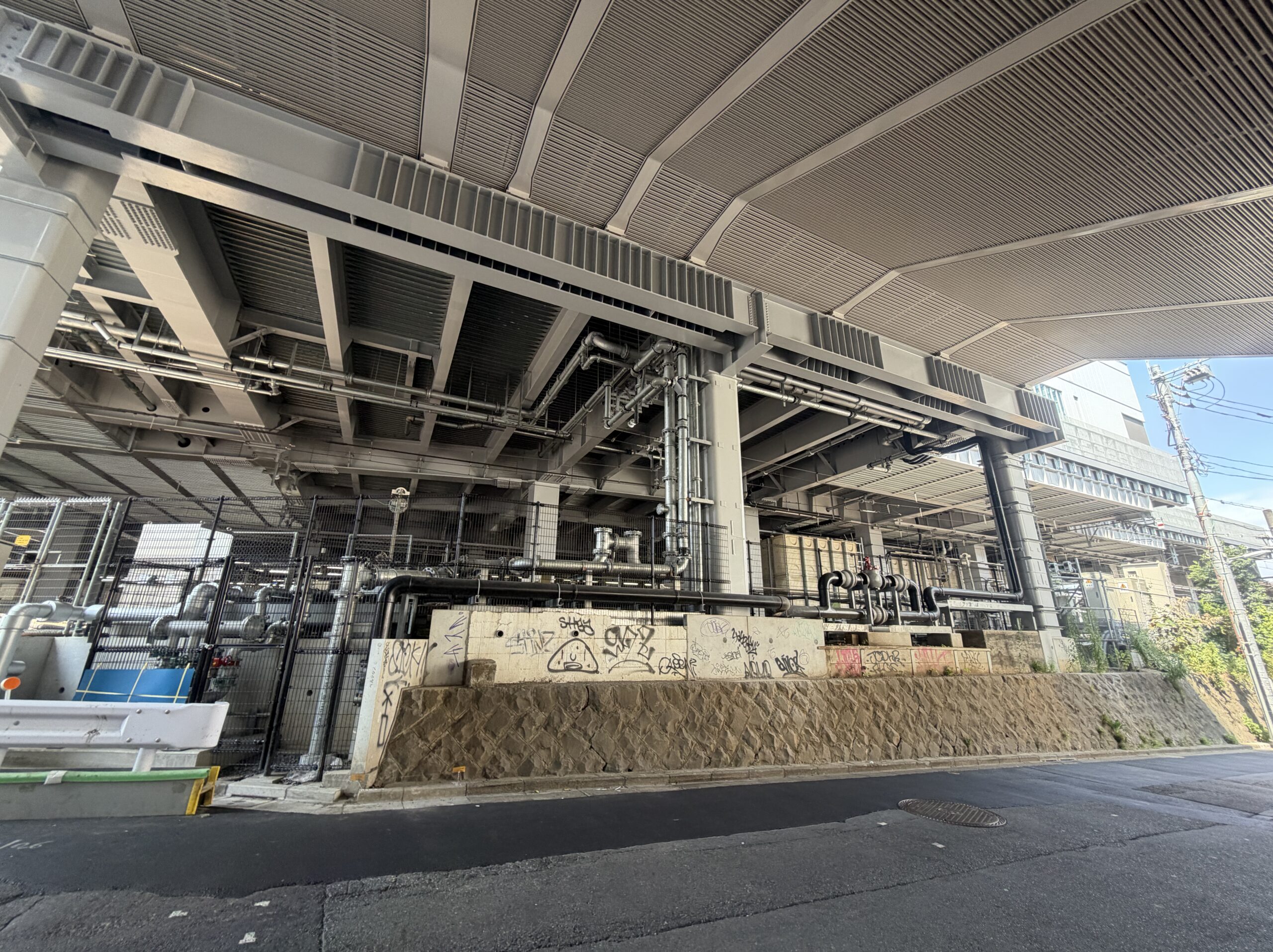 中野駅近くの高架下