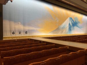 開場直後の歌舞伎座客席と富士山の緞帳