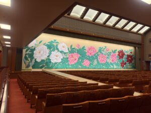 誰もいない歌舞伎座の客席と牡丹の緞帳、花道