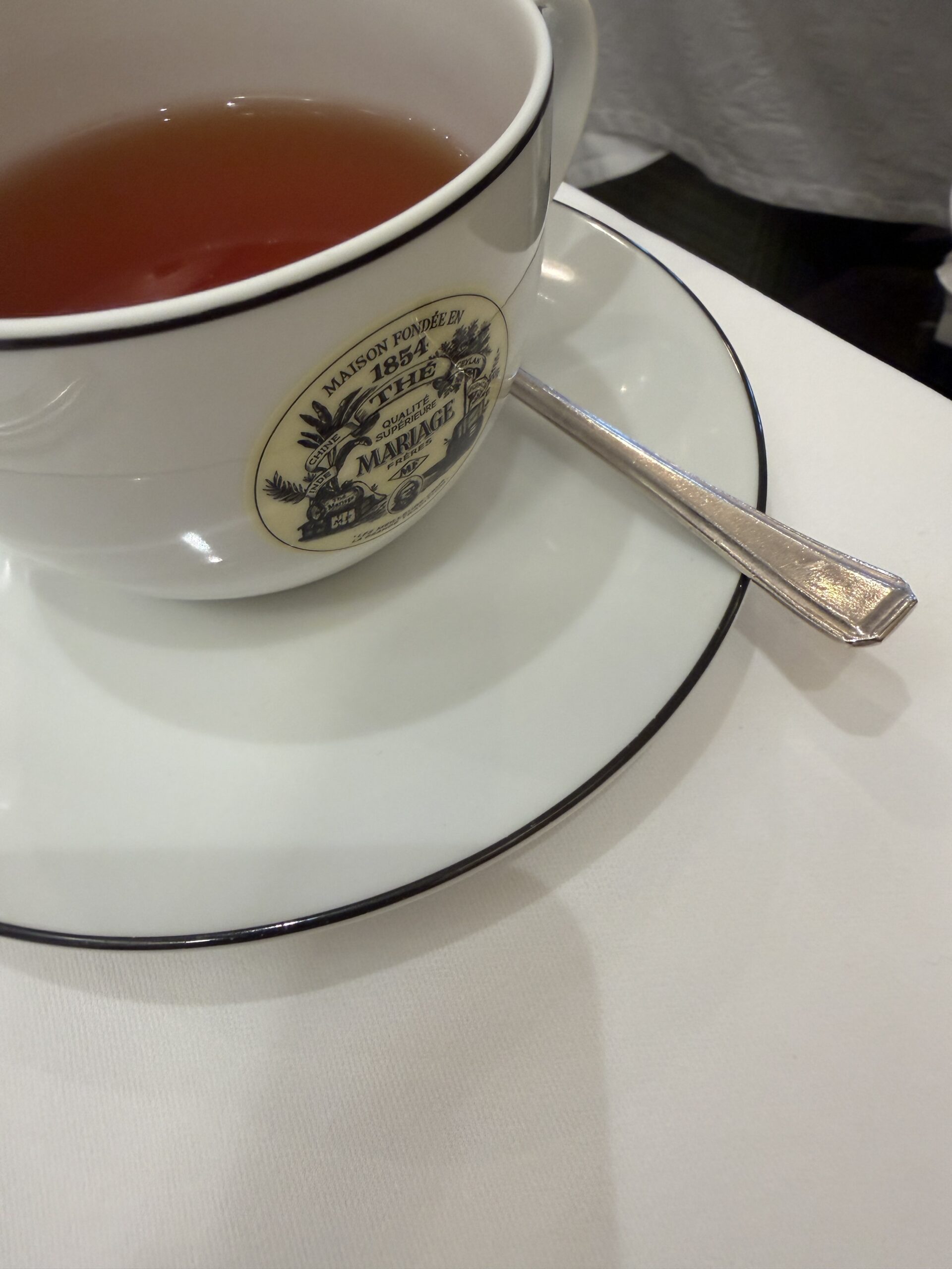 ブランドロゴ入りカップの紅茶