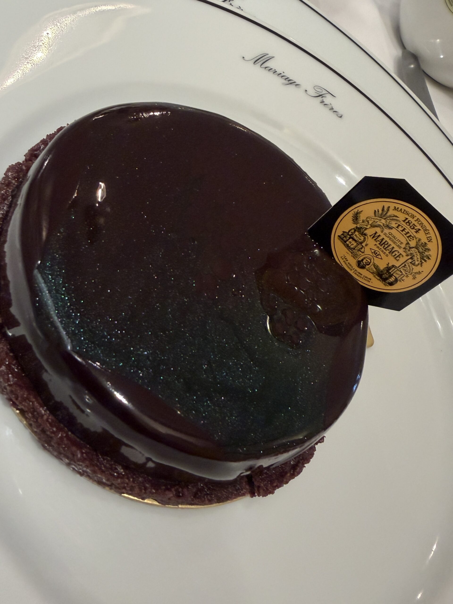 艶のあるチョコレートケーキのアップ