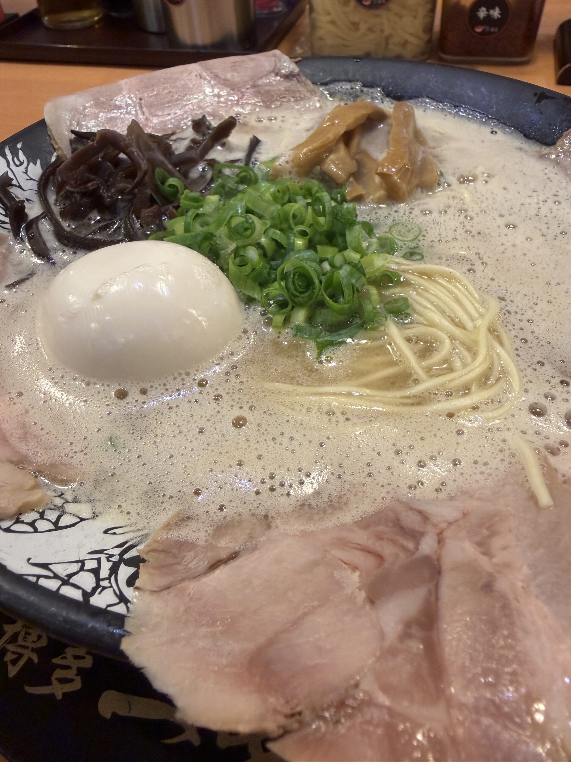 丼を囲むように並んだチャーシューと味玉