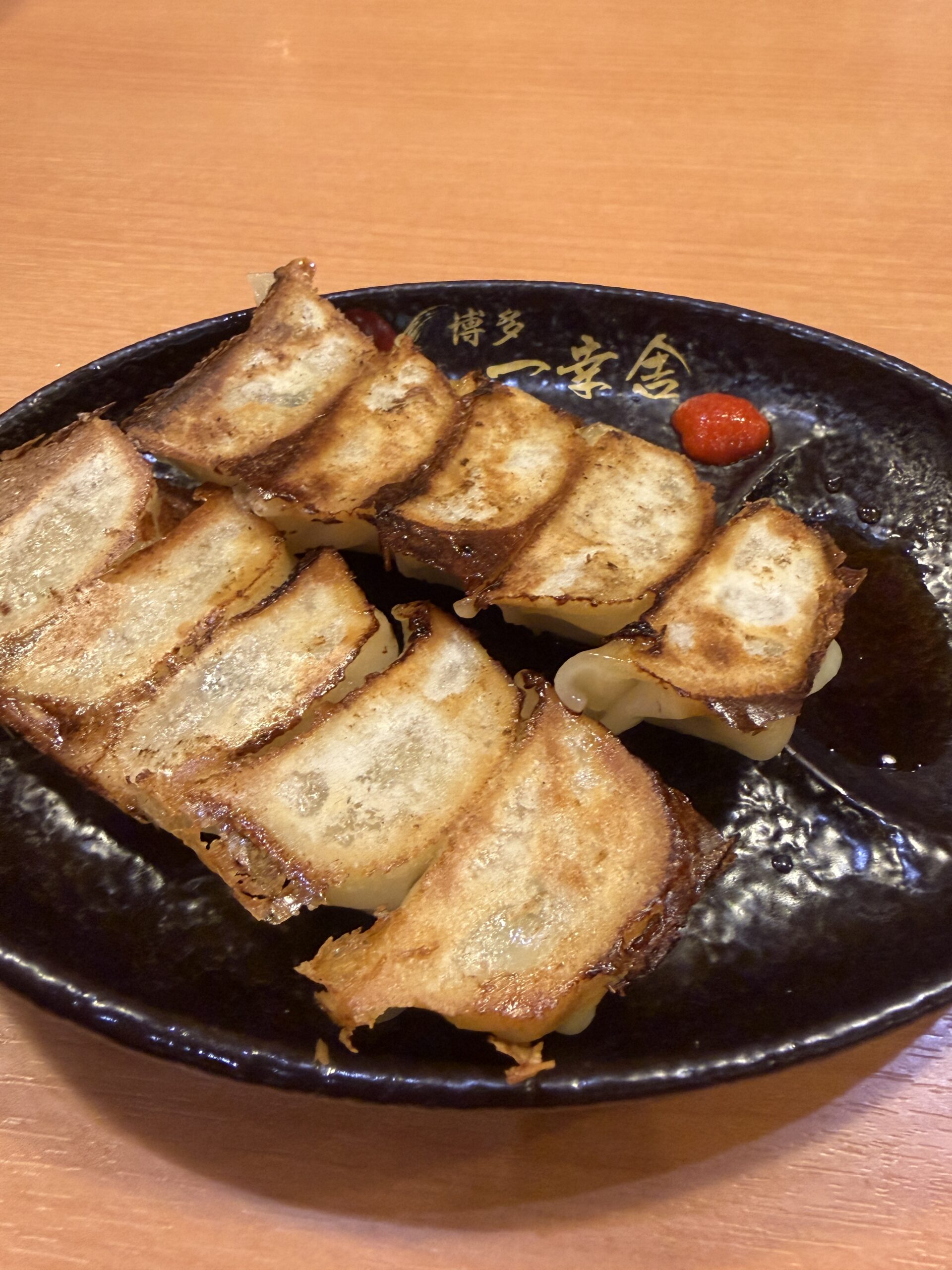 赤い柚子胡椒を添えた博多一口餃子