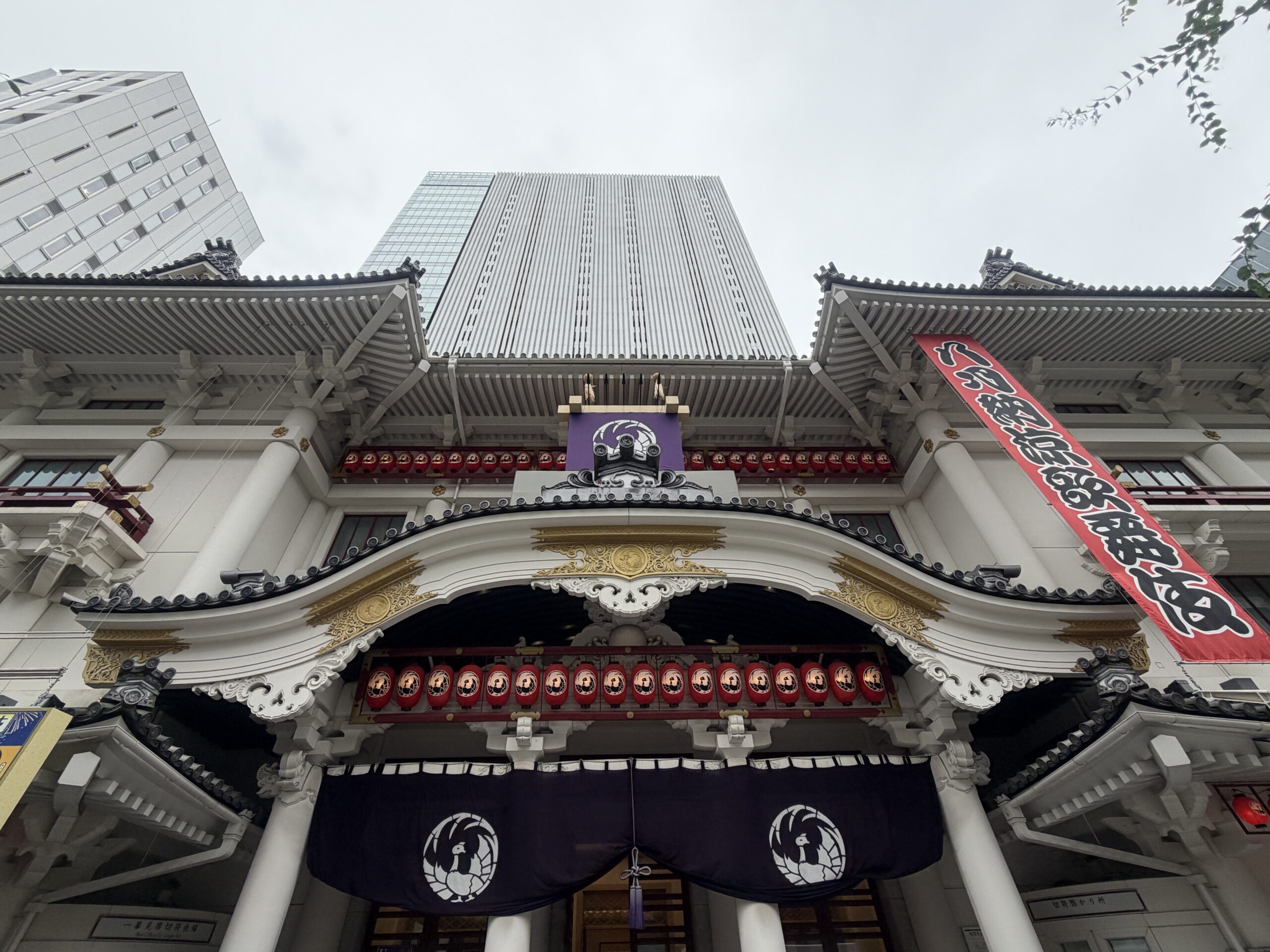 八月納涼歌舞伎期間中の歌舞伎座外観