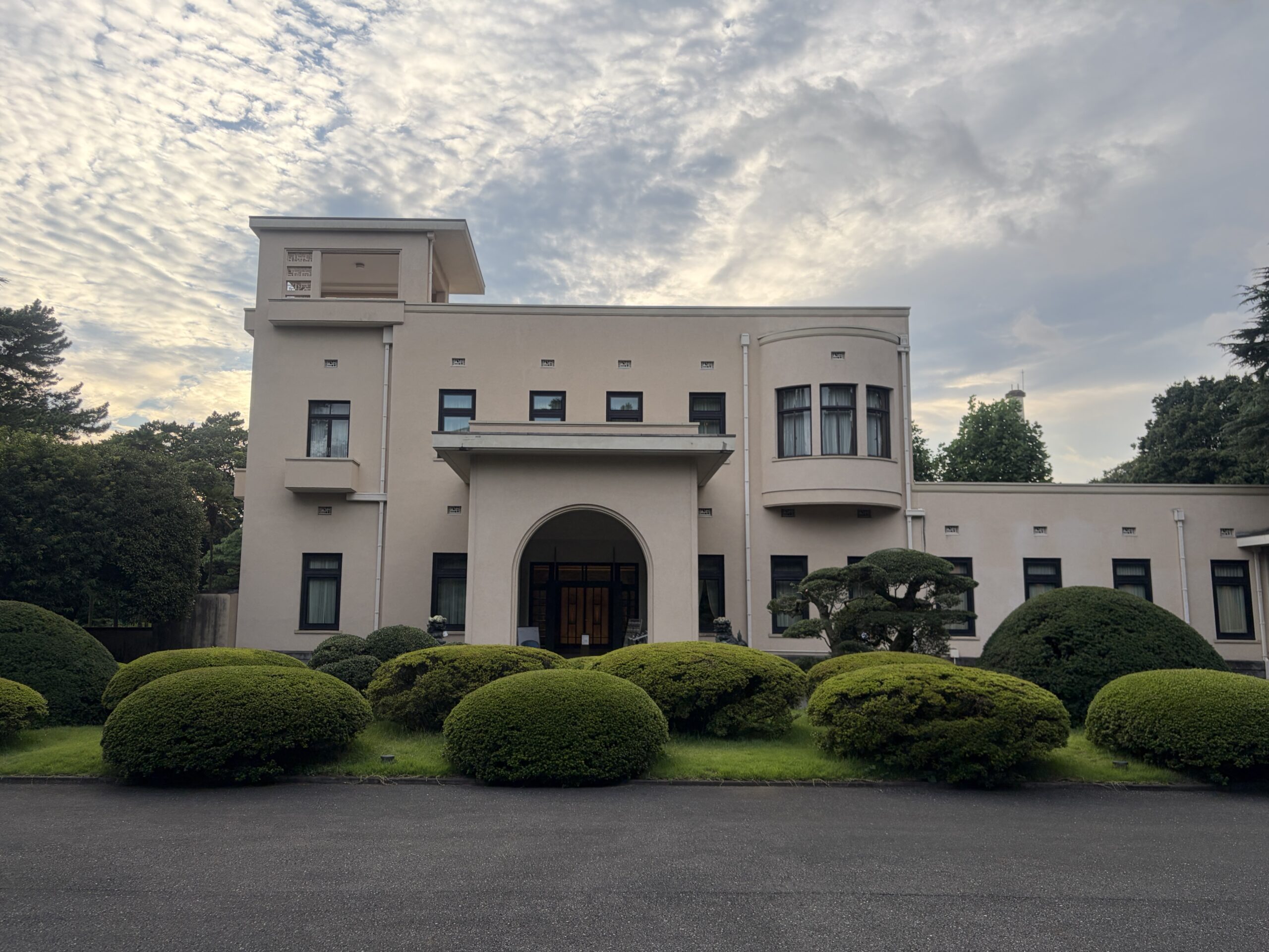 夕方の雲と庭園に囲まれた東京都庭園美術館本館