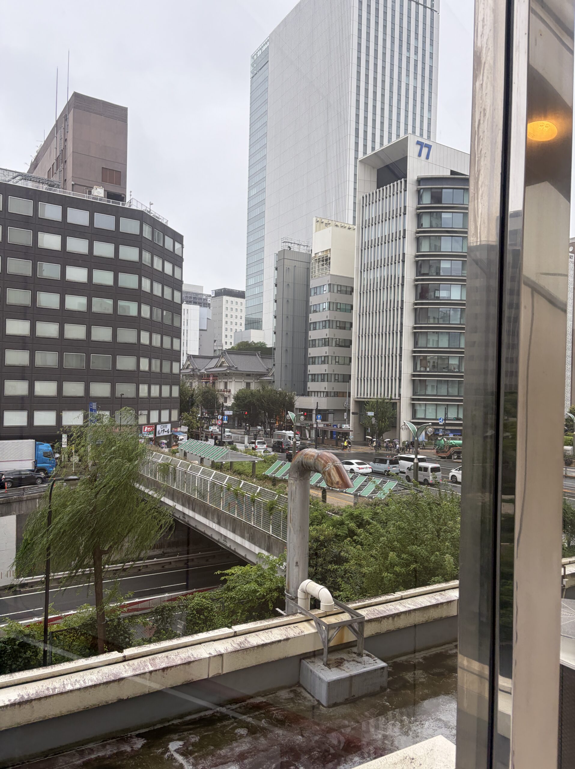 東劇のエスカレーターから望む歌舞伎座と東銀座の街並み