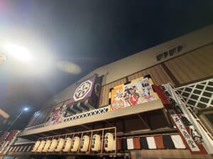 提灯に灯りがともった夜の平成中村座