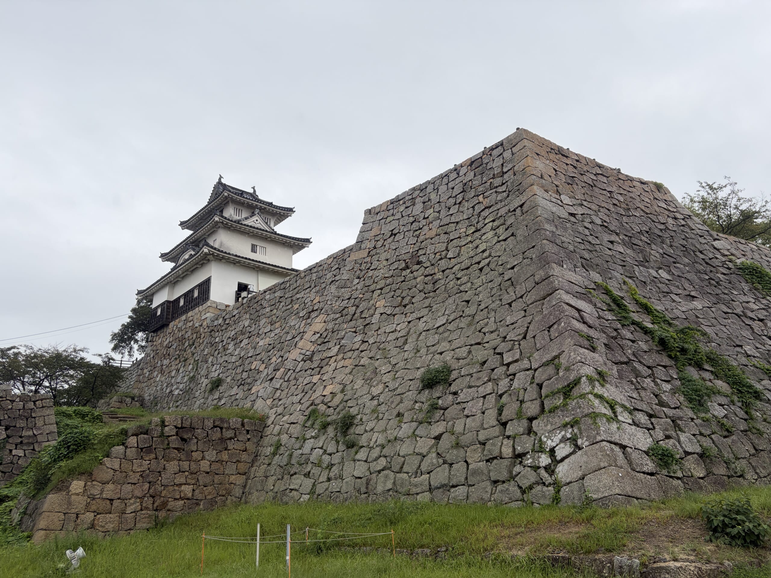 高石垣の上に建つ丸亀城の天守