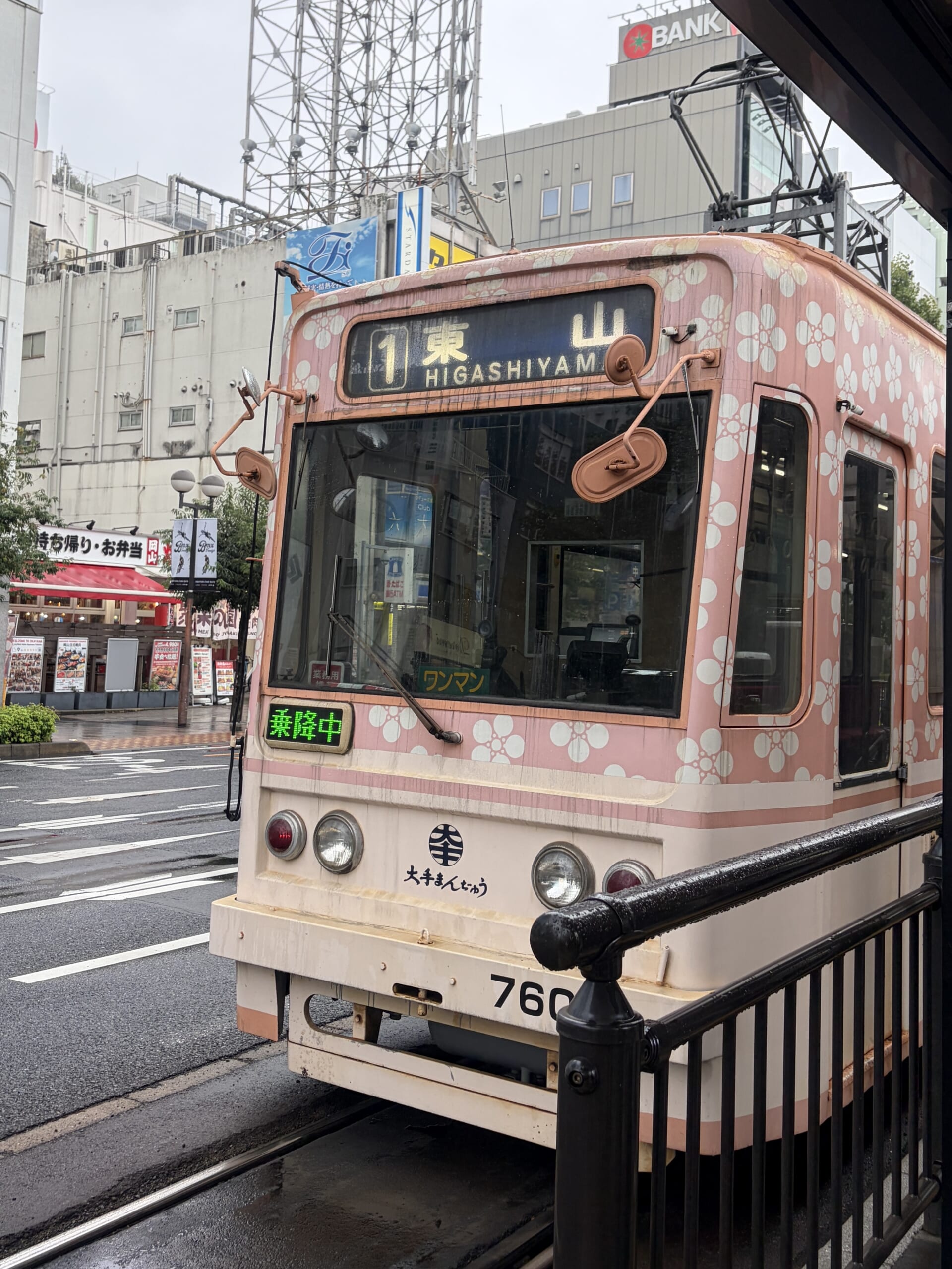 ピンクの花柄の路面電車