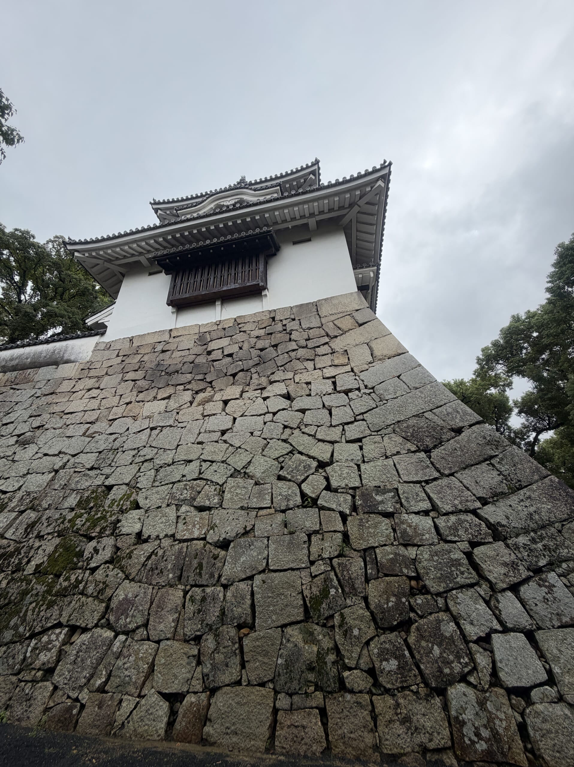 石垣の下から見上げた月見櫓