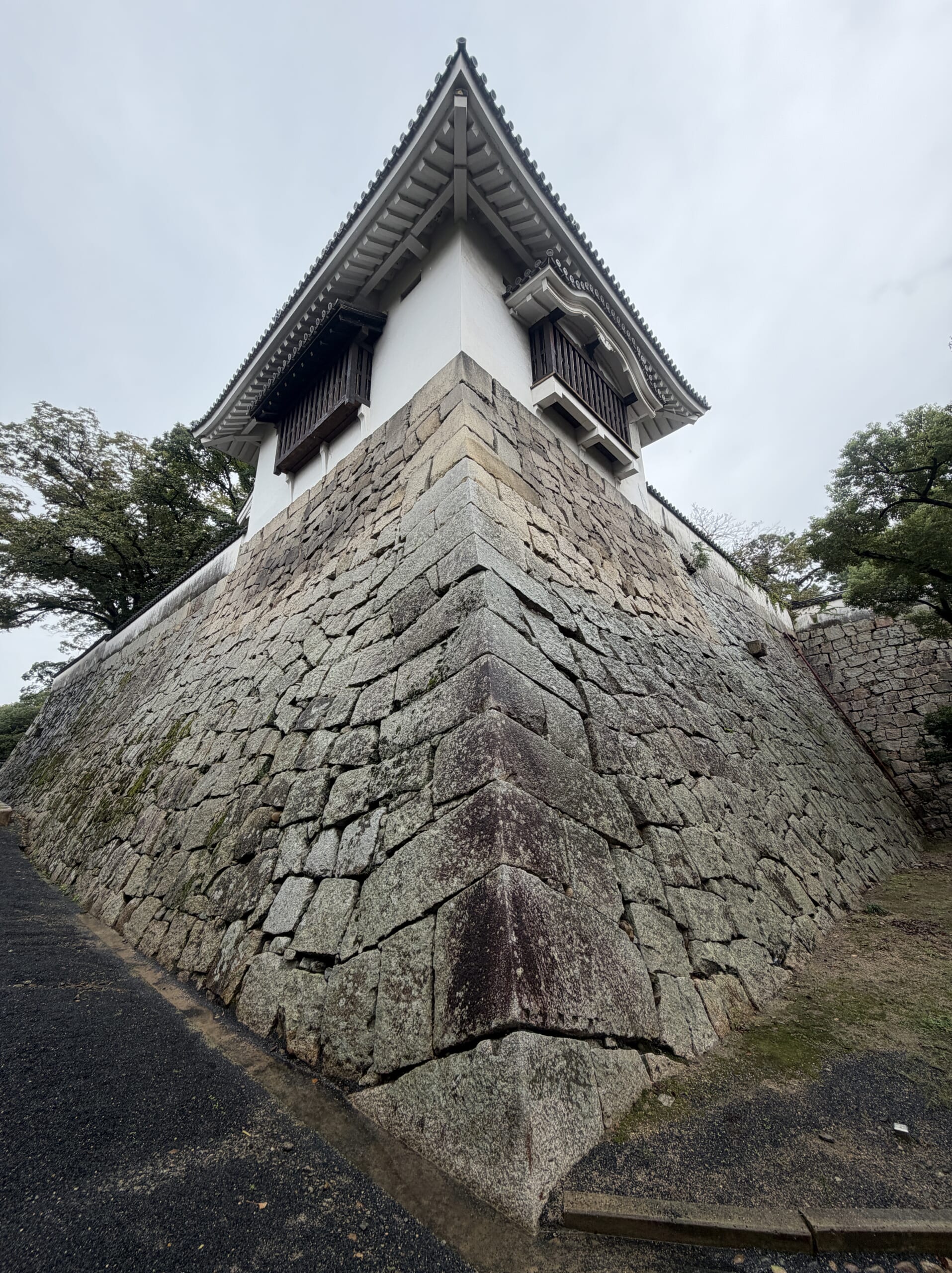 石垣の角から見上げた月見櫓