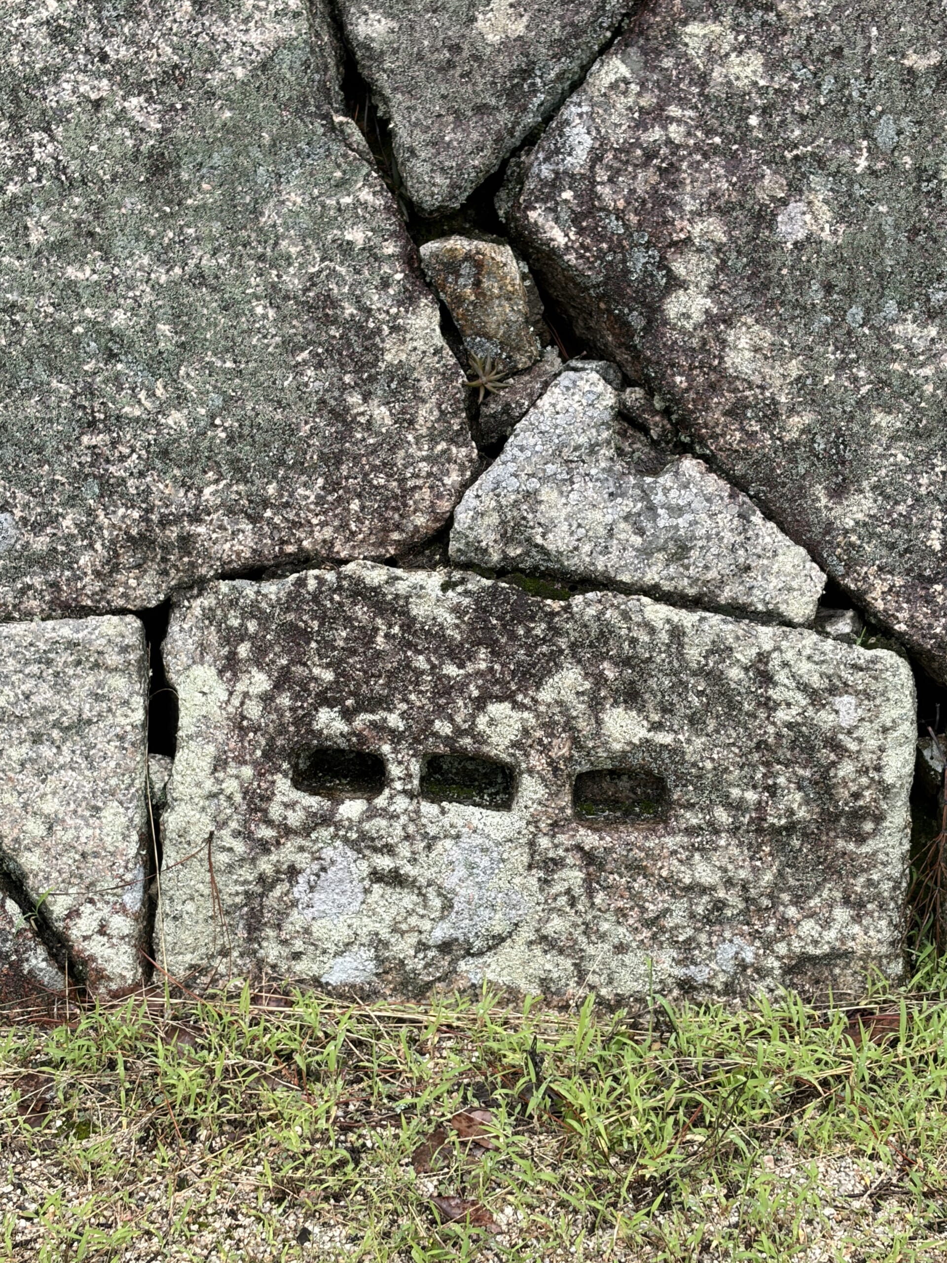 石に三つ並んだ矢穴