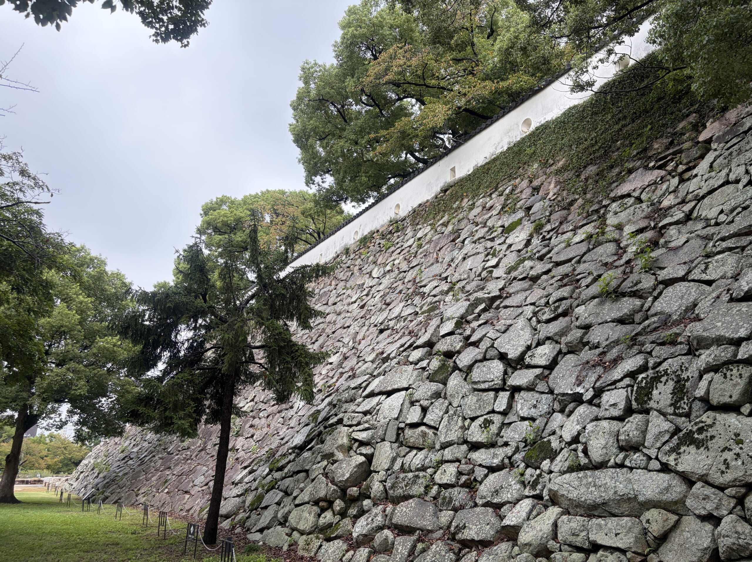 白壁の下に続く本段東側の高石垣