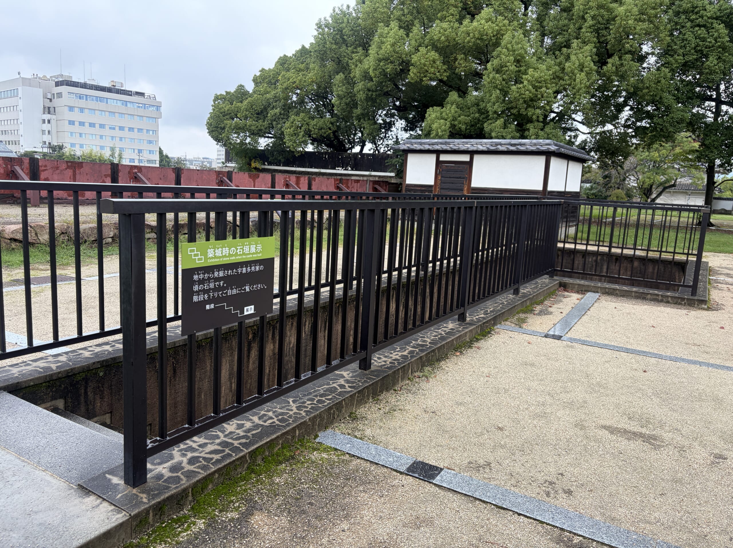 築城時の石垣展示の入口