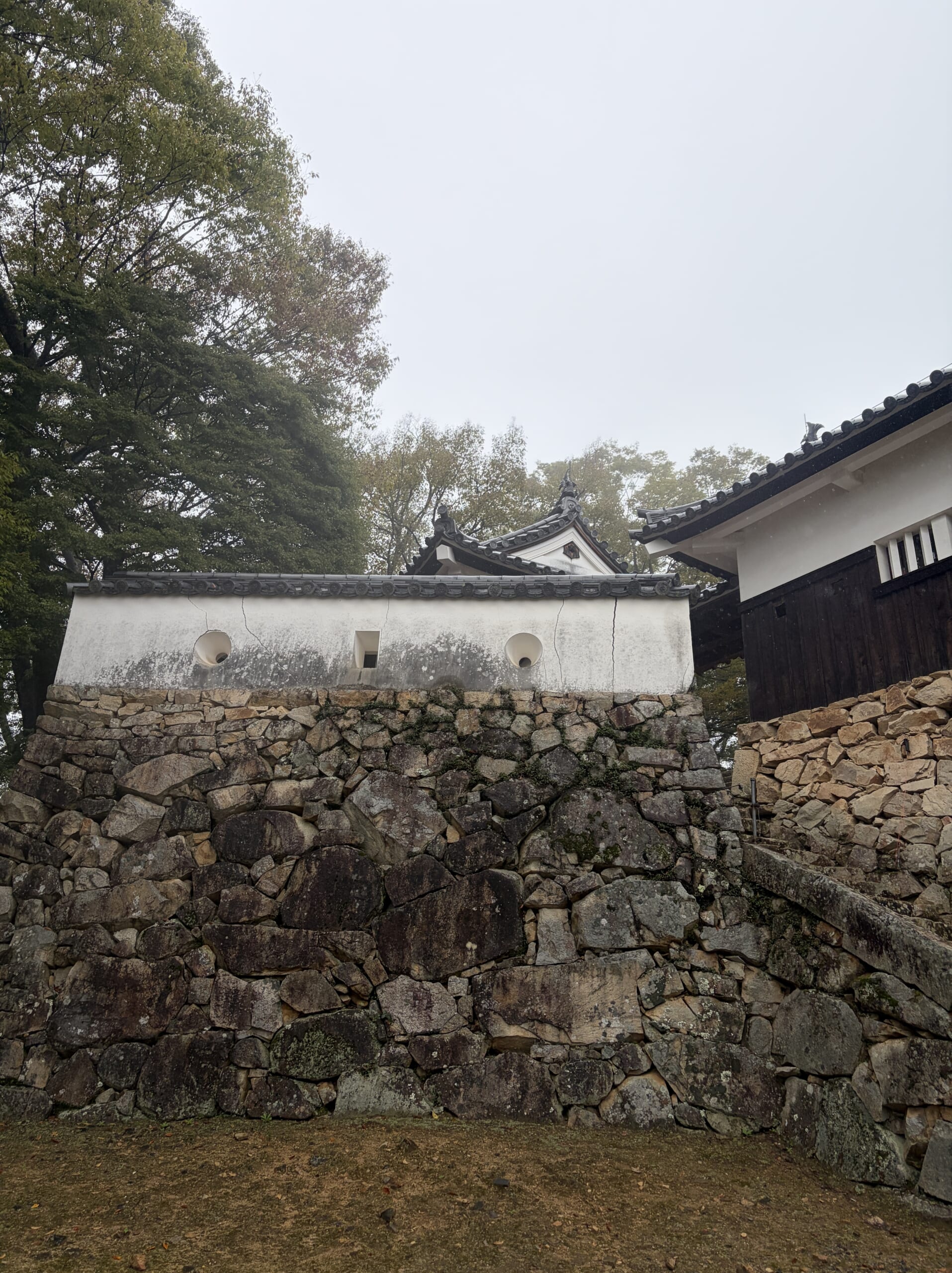本丸手前の石垣の上にある狭間付きの白壁