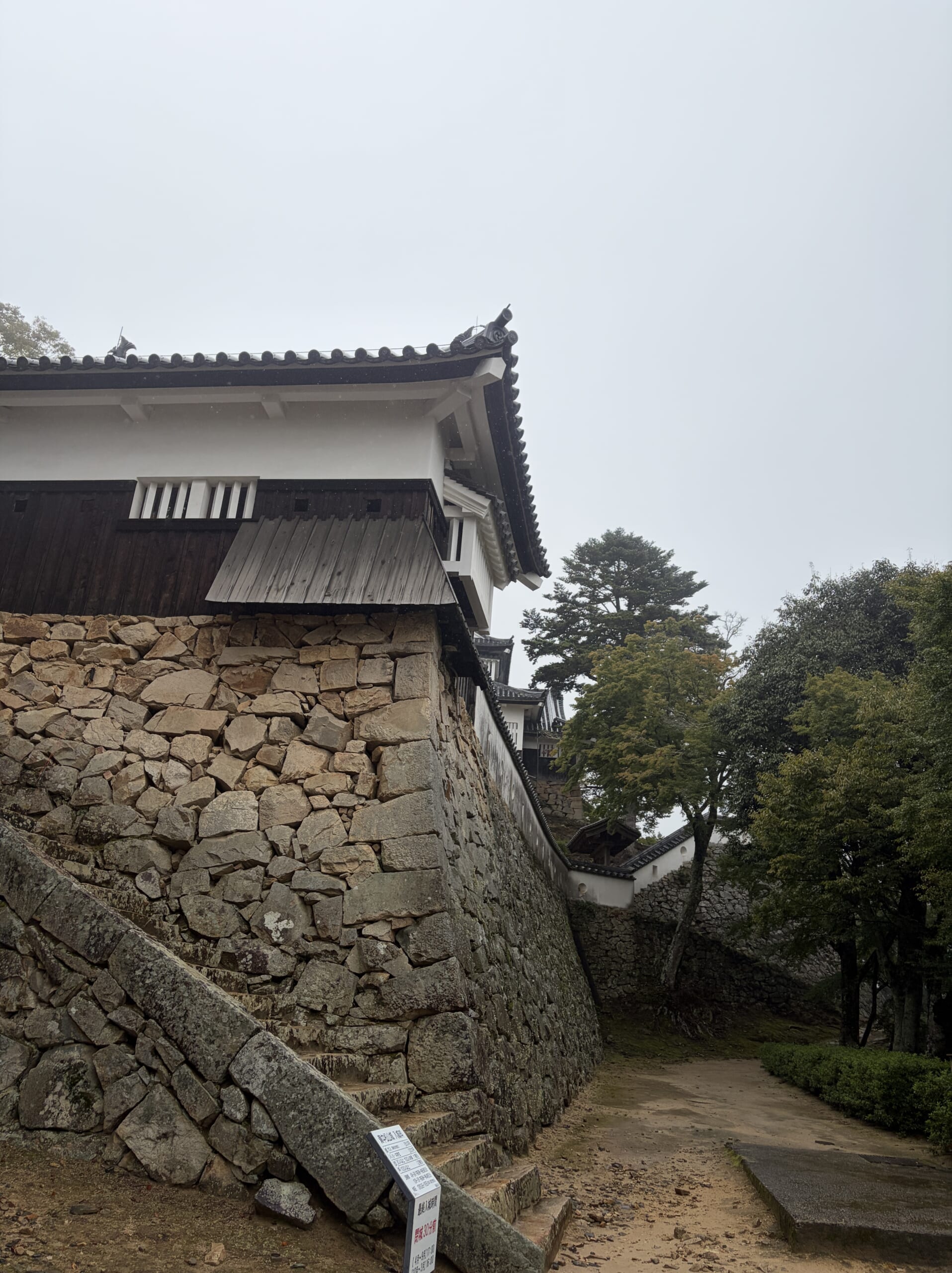 本丸手前の櫓の張り出しと高い石垣