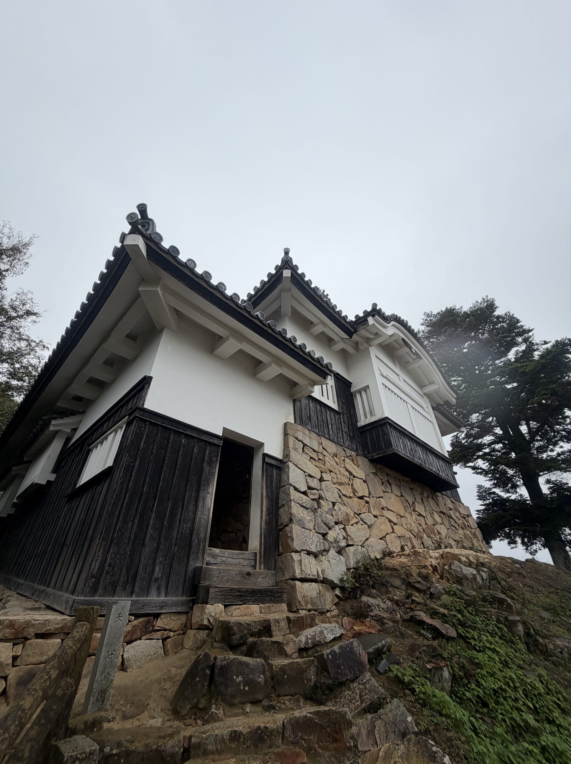 石段の先にある天守の小さな入口
