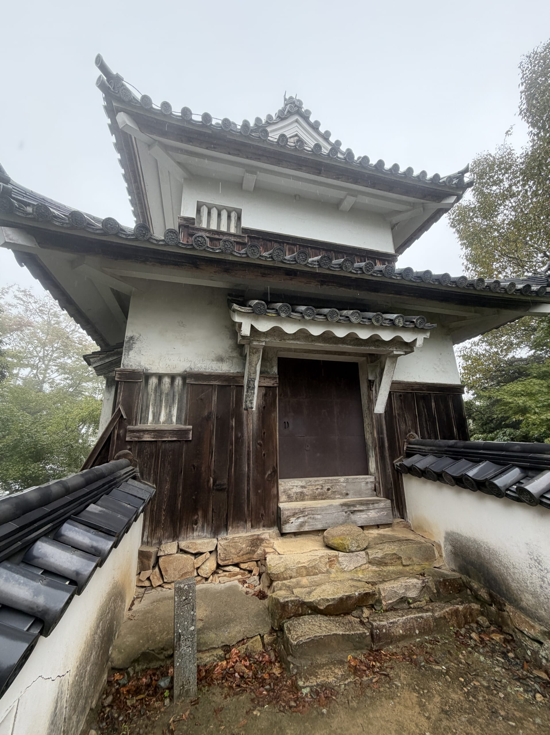 二重櫓の木の扉と足元の岩盤